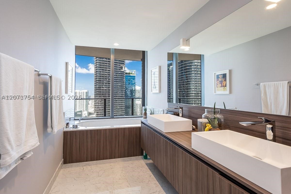 image Brickell Flatiron10