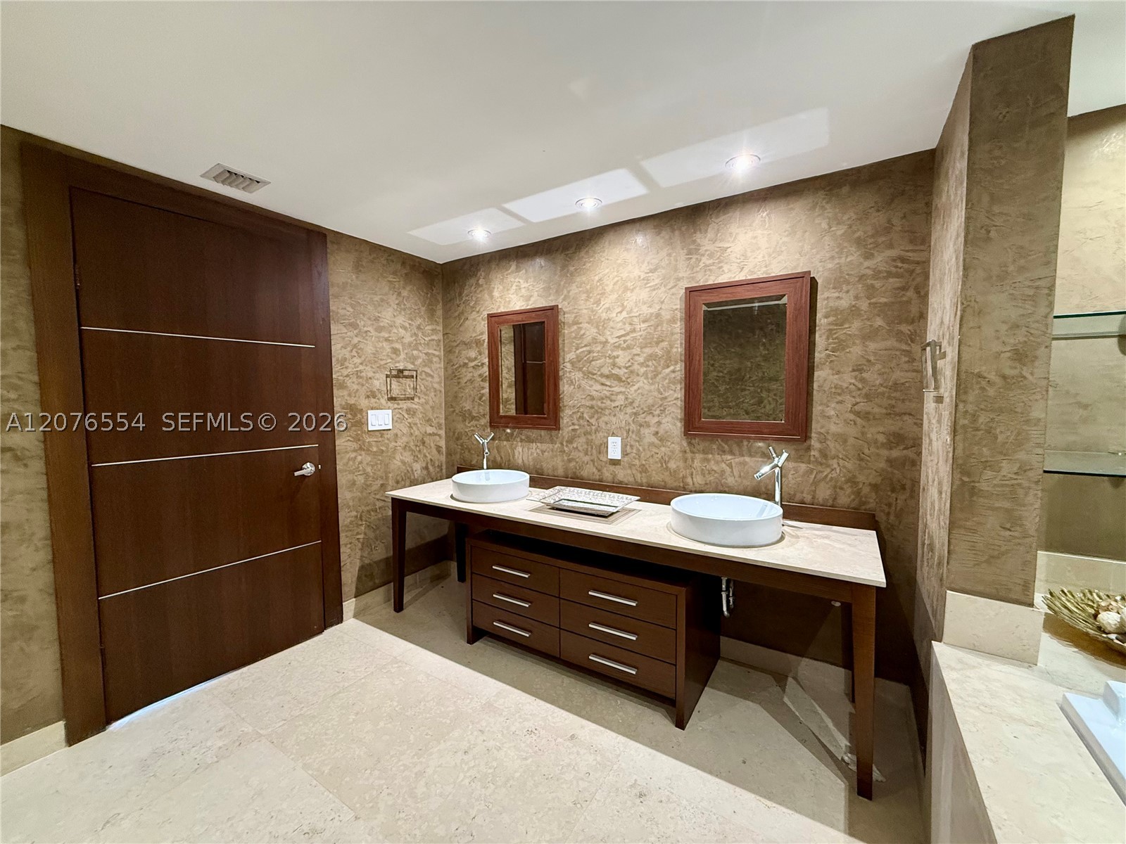 465 Brickell Ave #5605 Miami, FL 33131