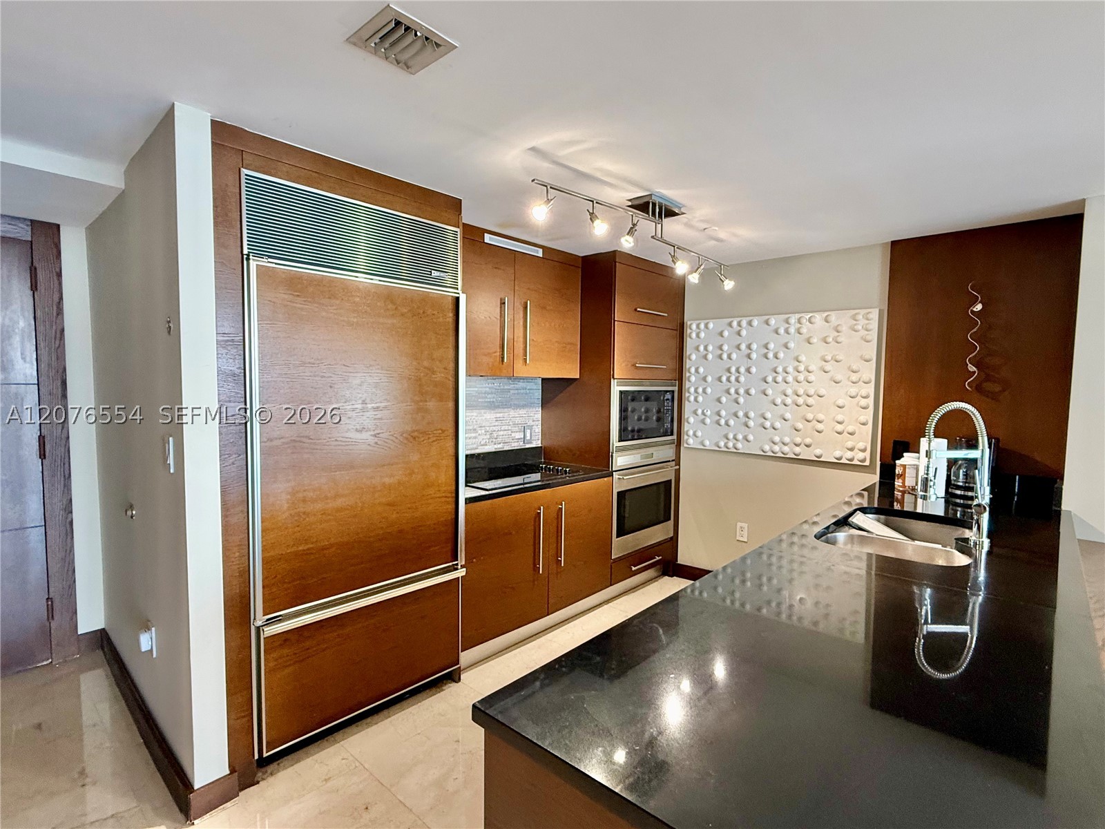 465 Brickell Ave #5605 Miami, FL 33131