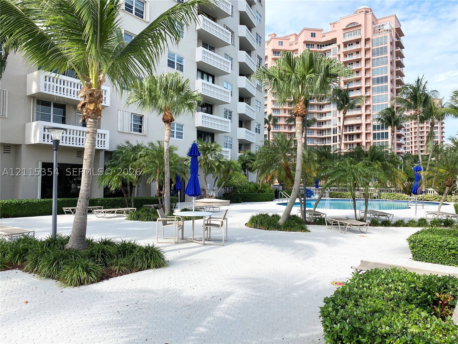 90 Edgewater Dr #1021