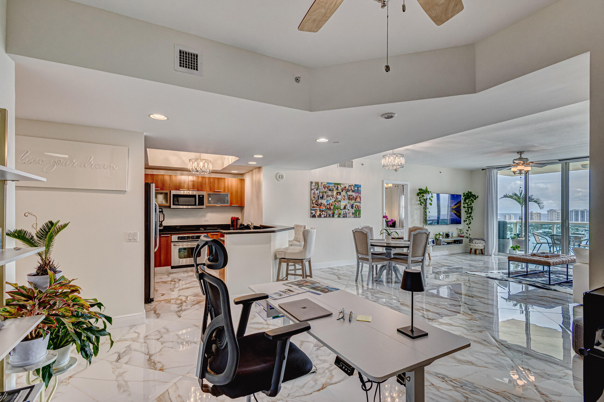 2640 Lake Shr #2014 Riviera Beach, FL 33404