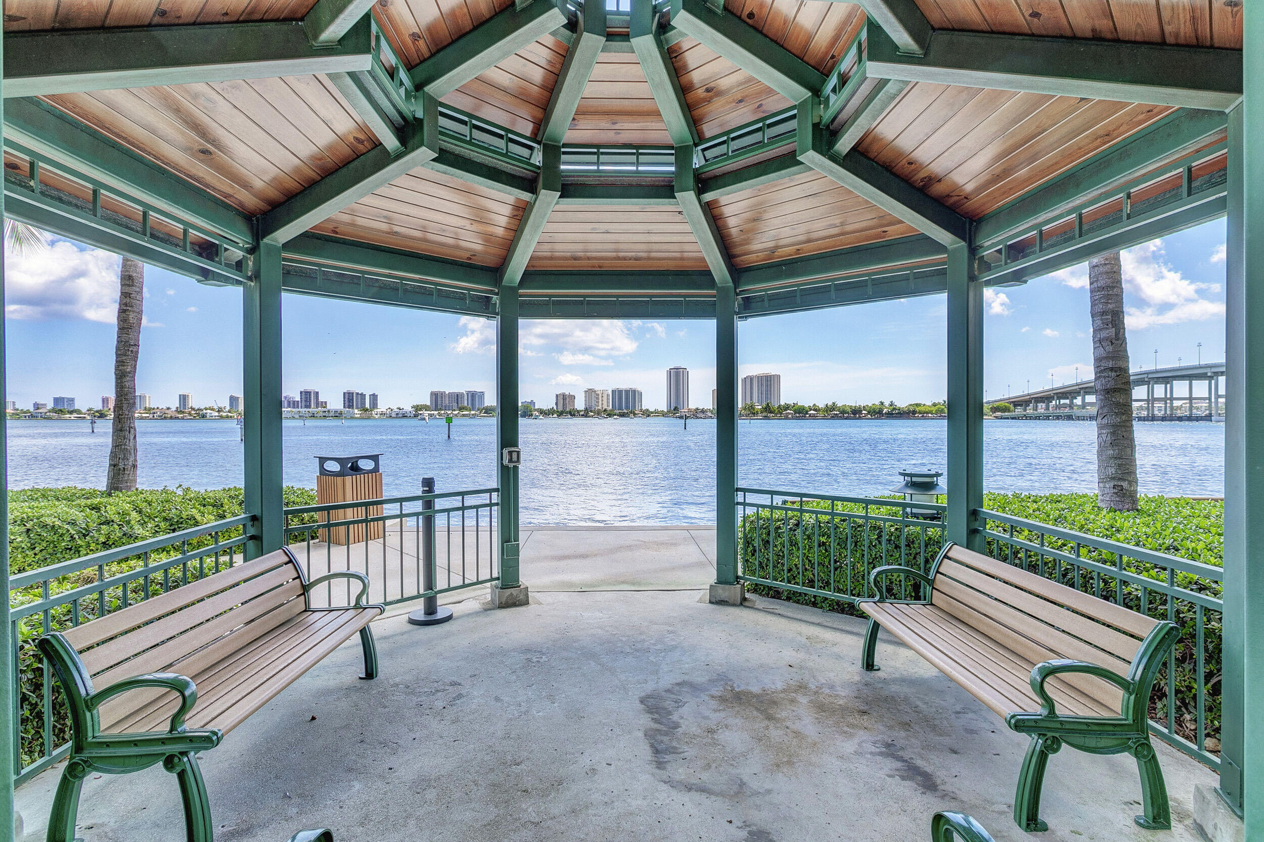 2640 Lake Shr #2014 Riviera Beach, FL 33404