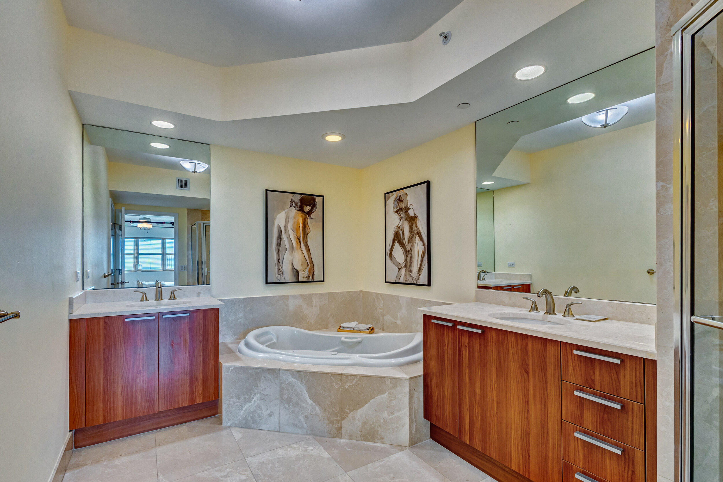 2640 Lake Shr #2014 Riviera Beach, FL 33404