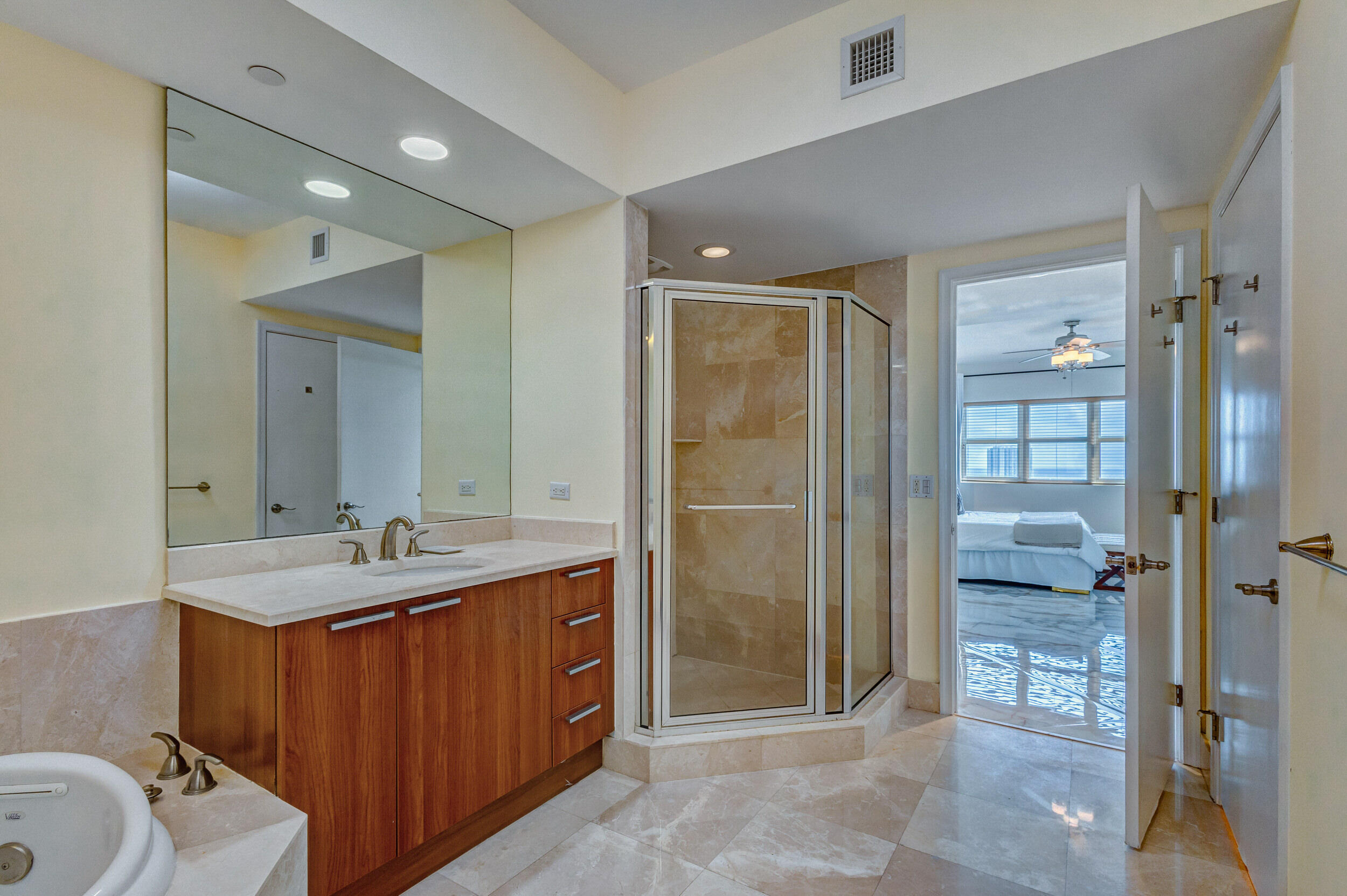2640 Lake Shr #2014 Riviera Beach, FL 33404