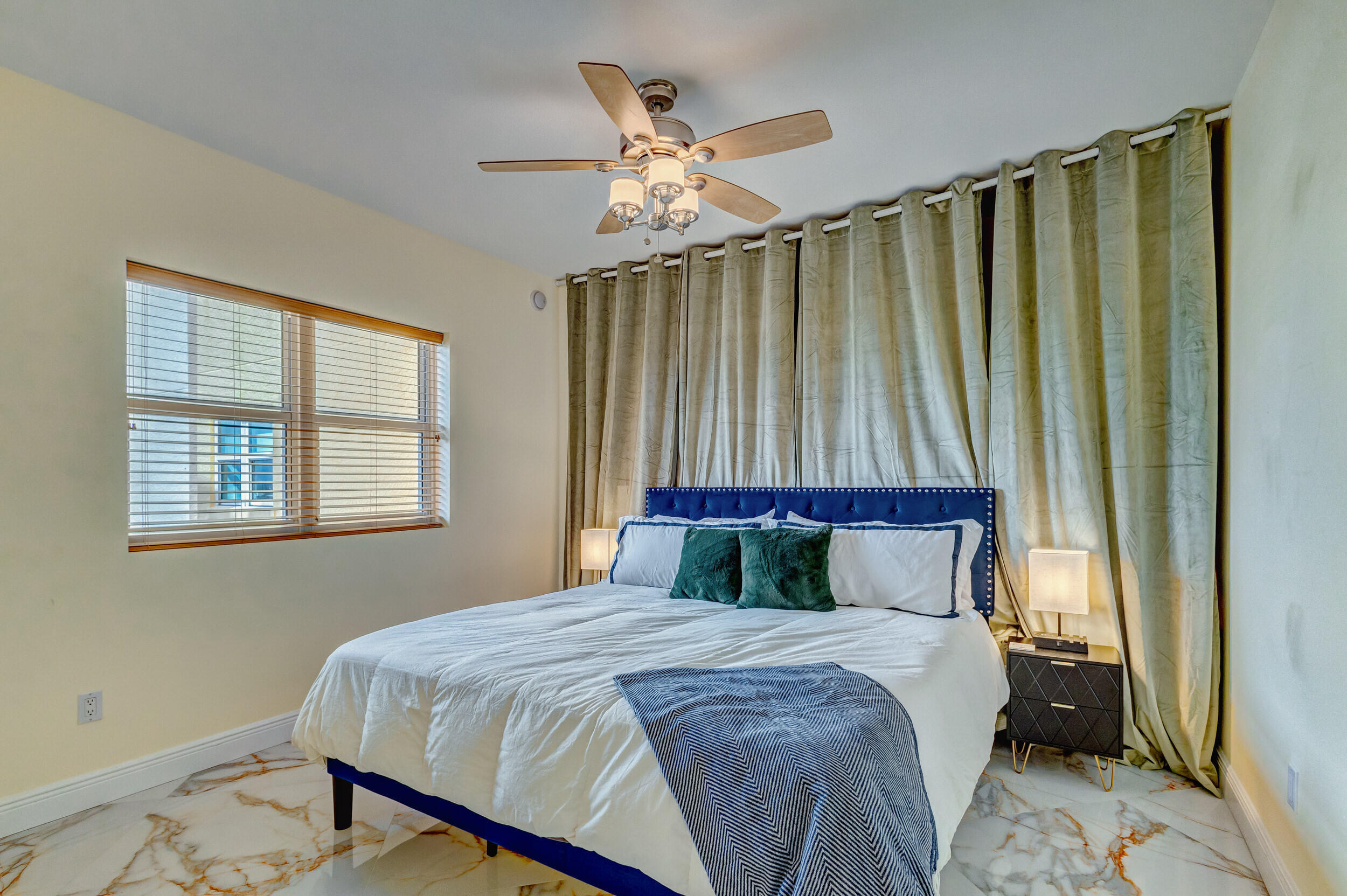 2640 Lake Shr #2014 Riviera Beach, FL 33404