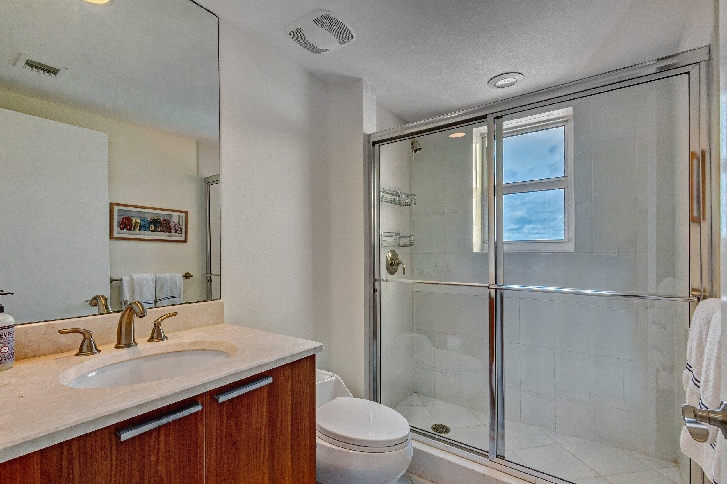 2640 Lake Shr #2014 Riviera Beach, FL 33404