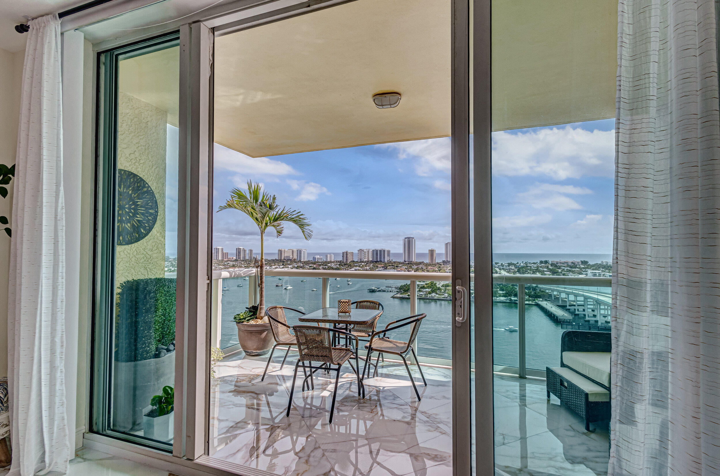 2640 Lake Shr #2014 Riviera Beach, FL 33404