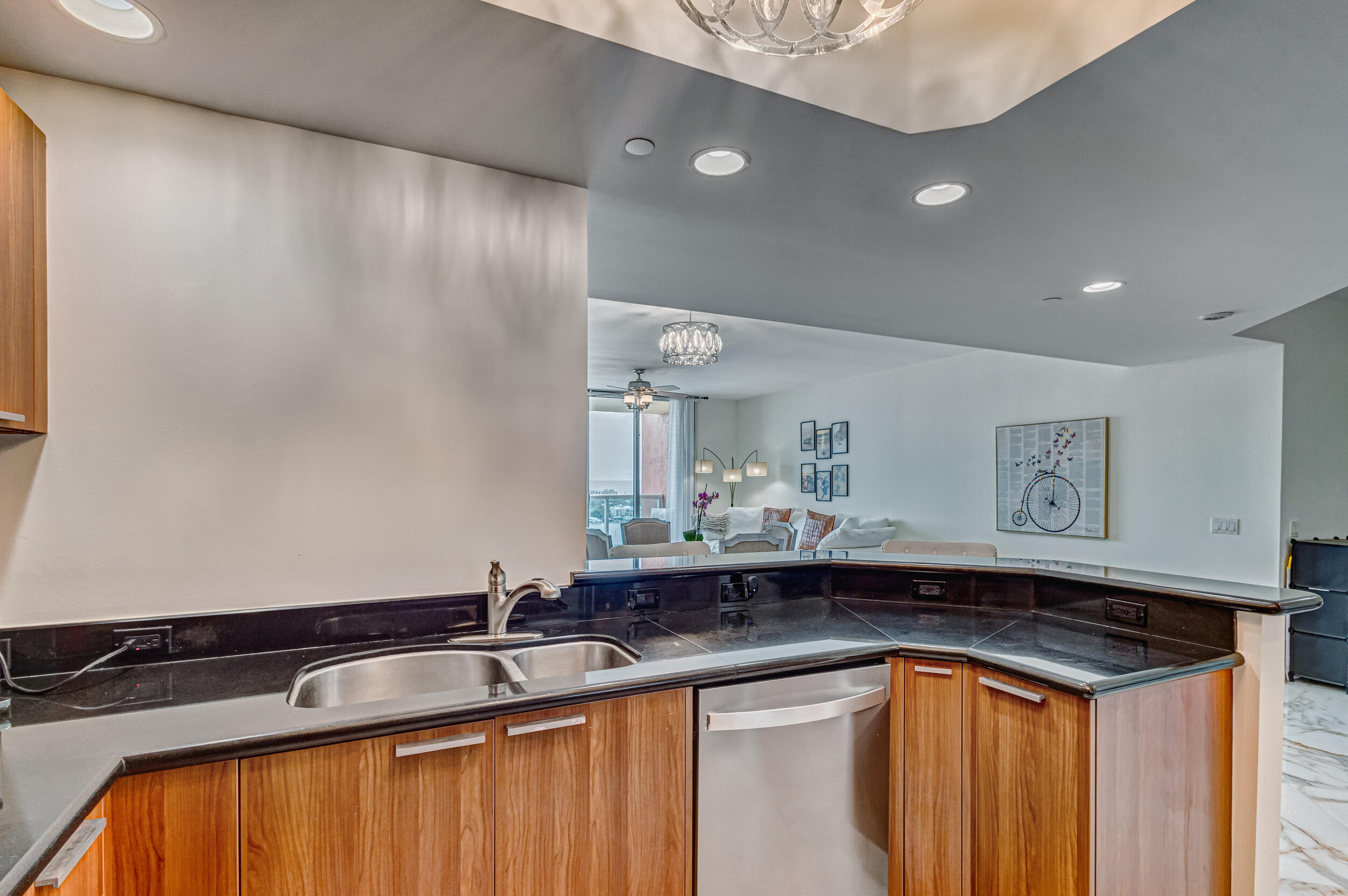 2640 Lake Shr #2014 Riviera Beach, FL 33404