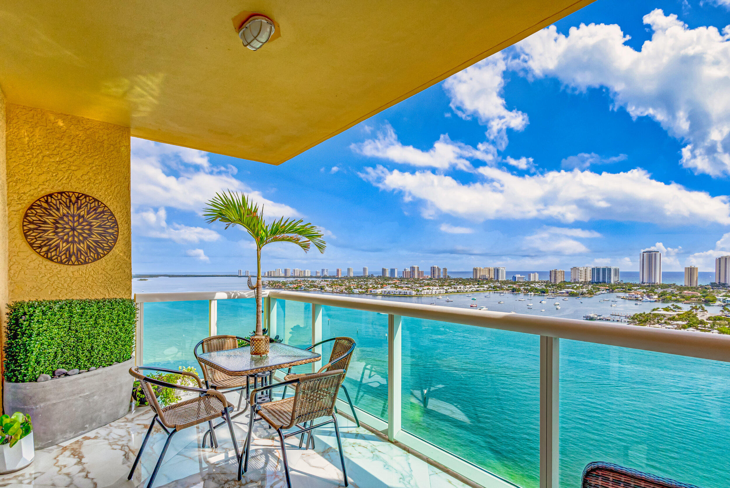 2640 Lake Shr #2014 Riviera Beach, FL 33404