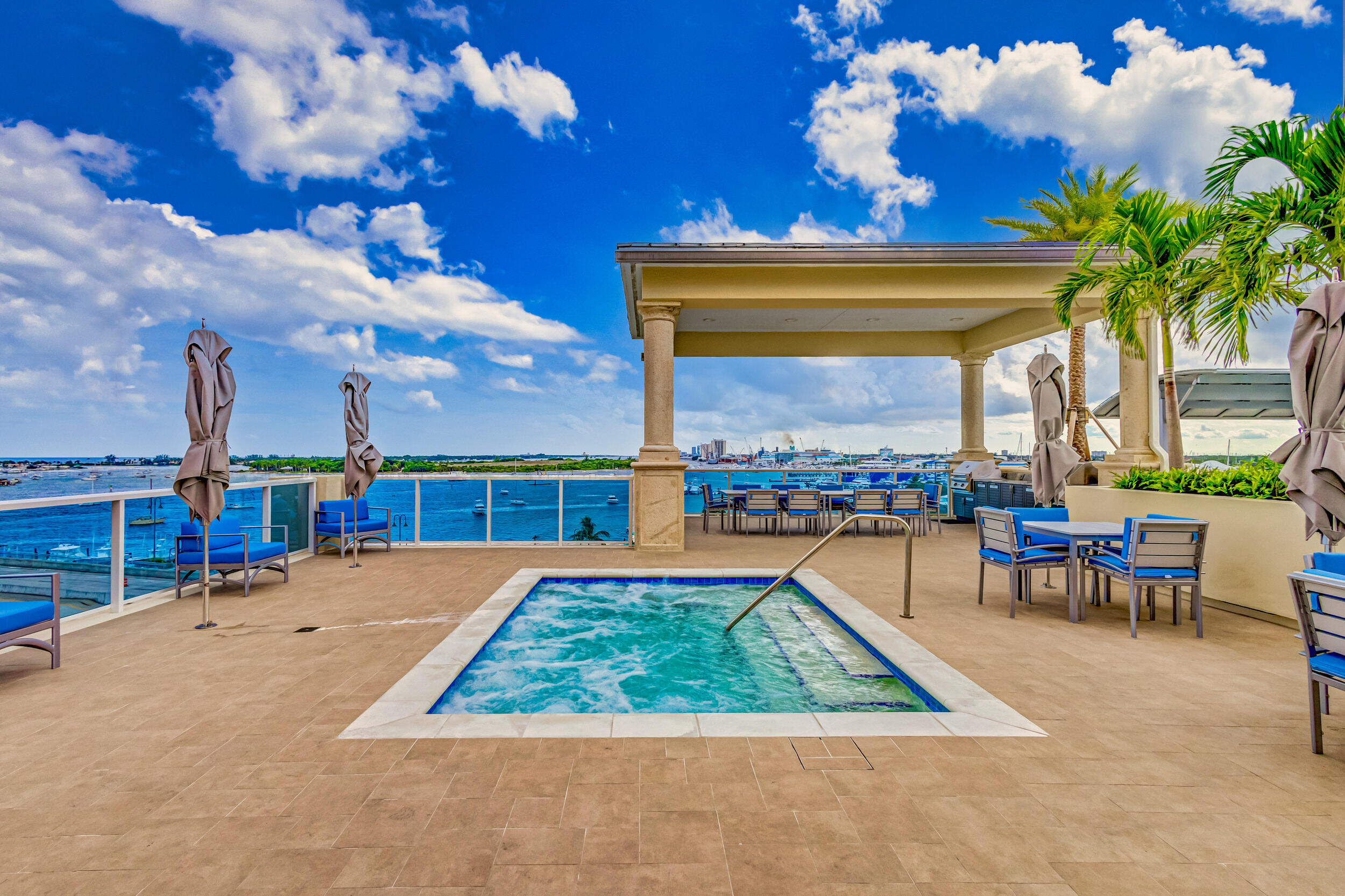 2640 Lake Shr #2014 Riviera Beach, FL 33404