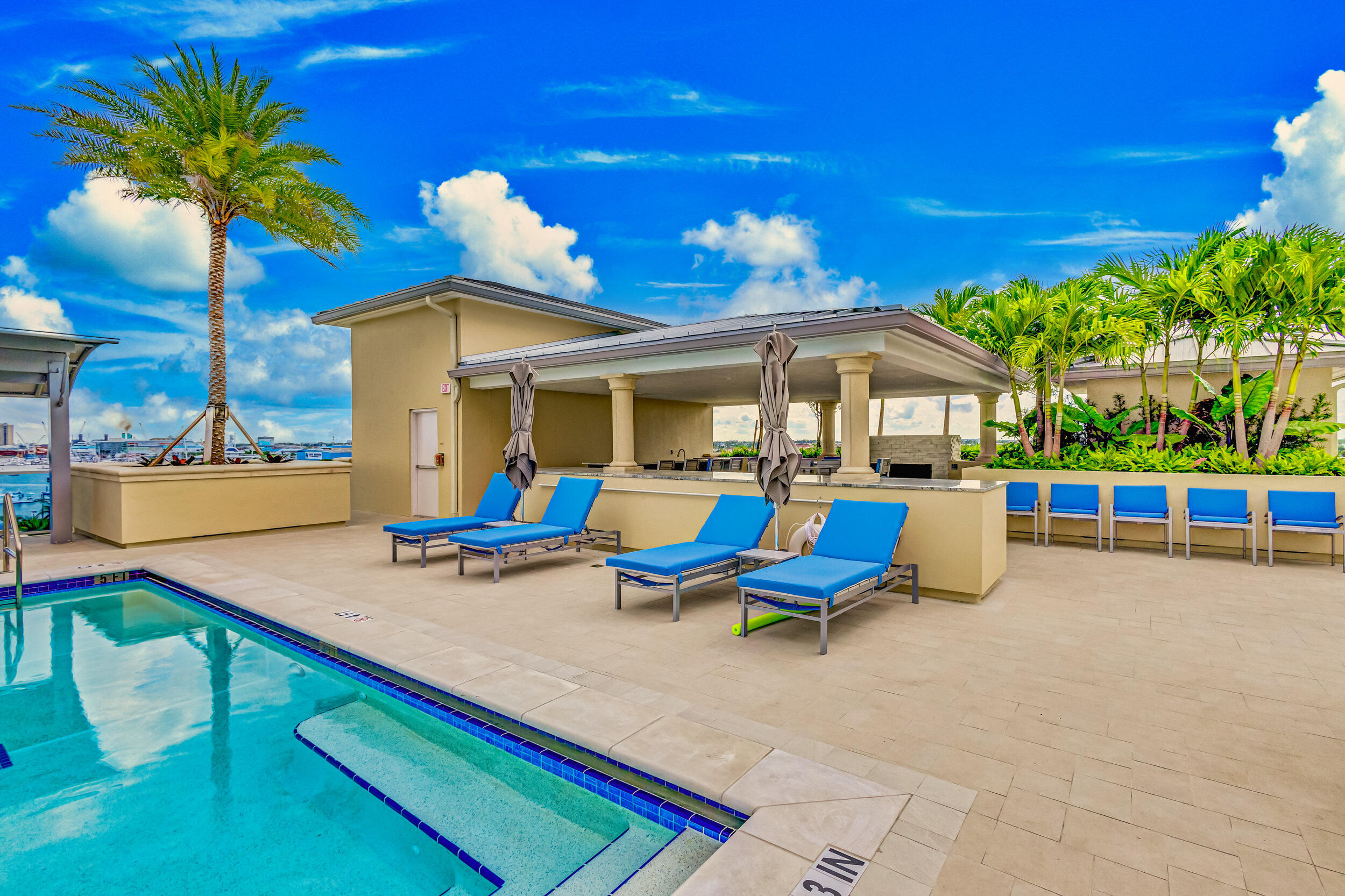 2640 Lake Shr #2014 Riviera Beach, FL 33404