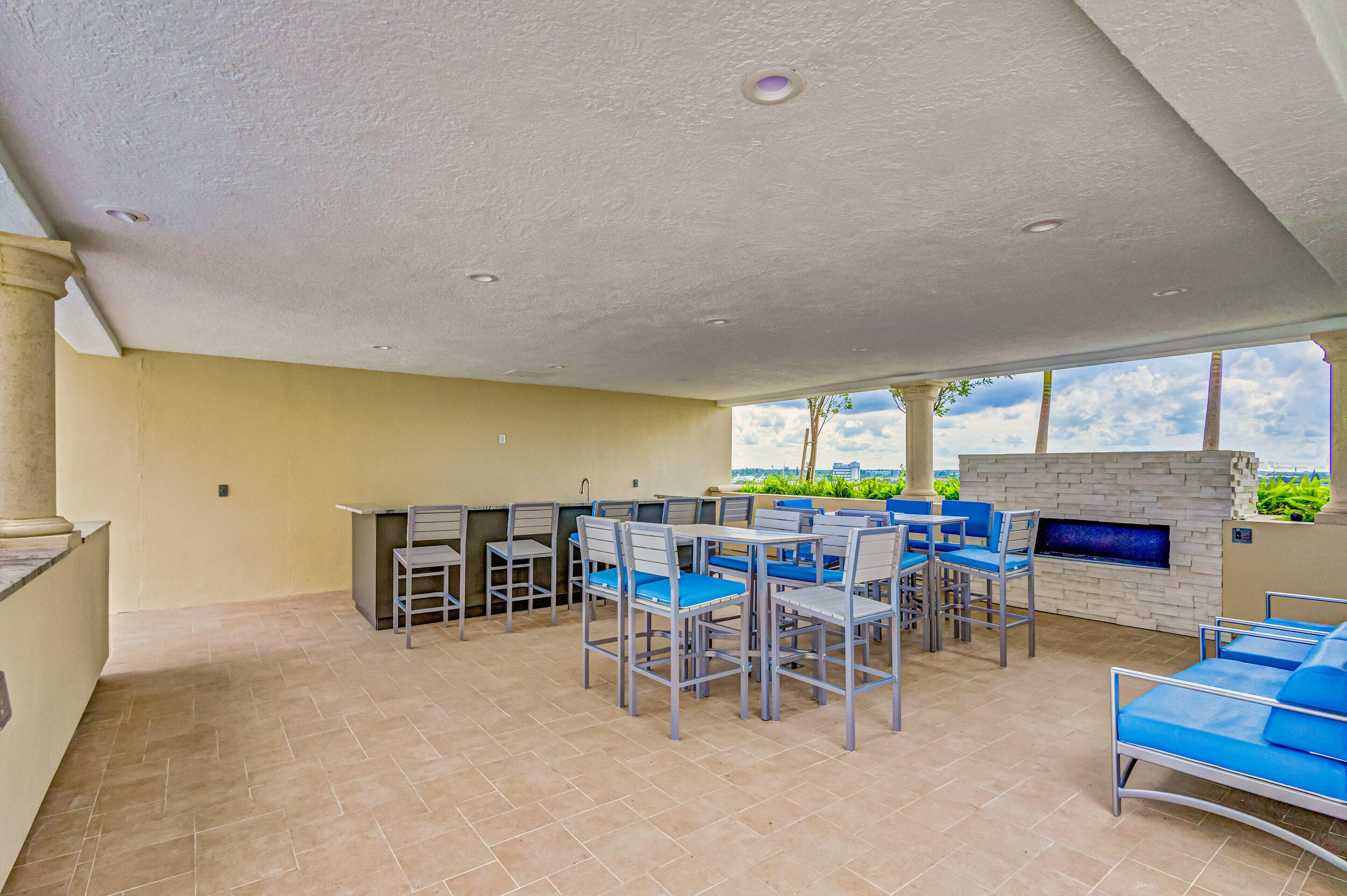 2640 Lake Shr #2014 Riviera Beach, FL 33404