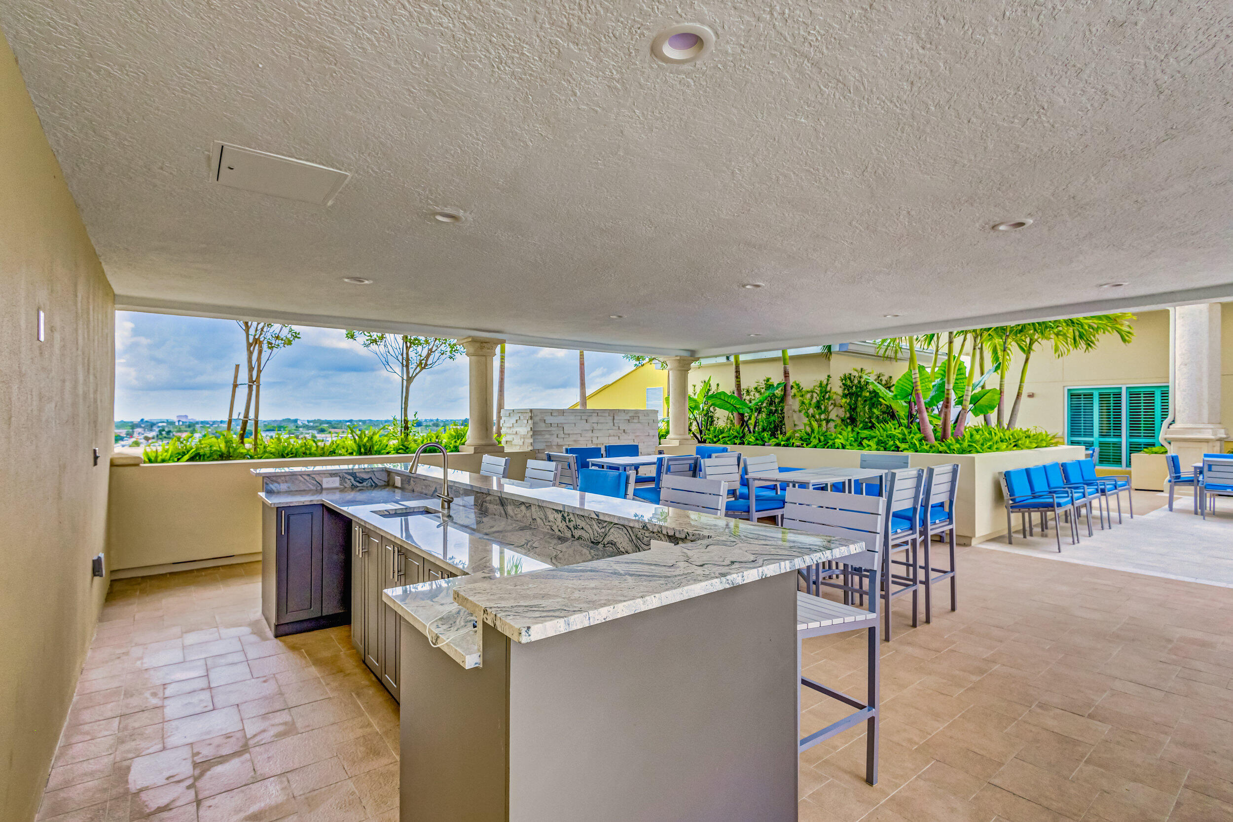 2640 Lake Shr #2014 Riviera Beach, FL 33404