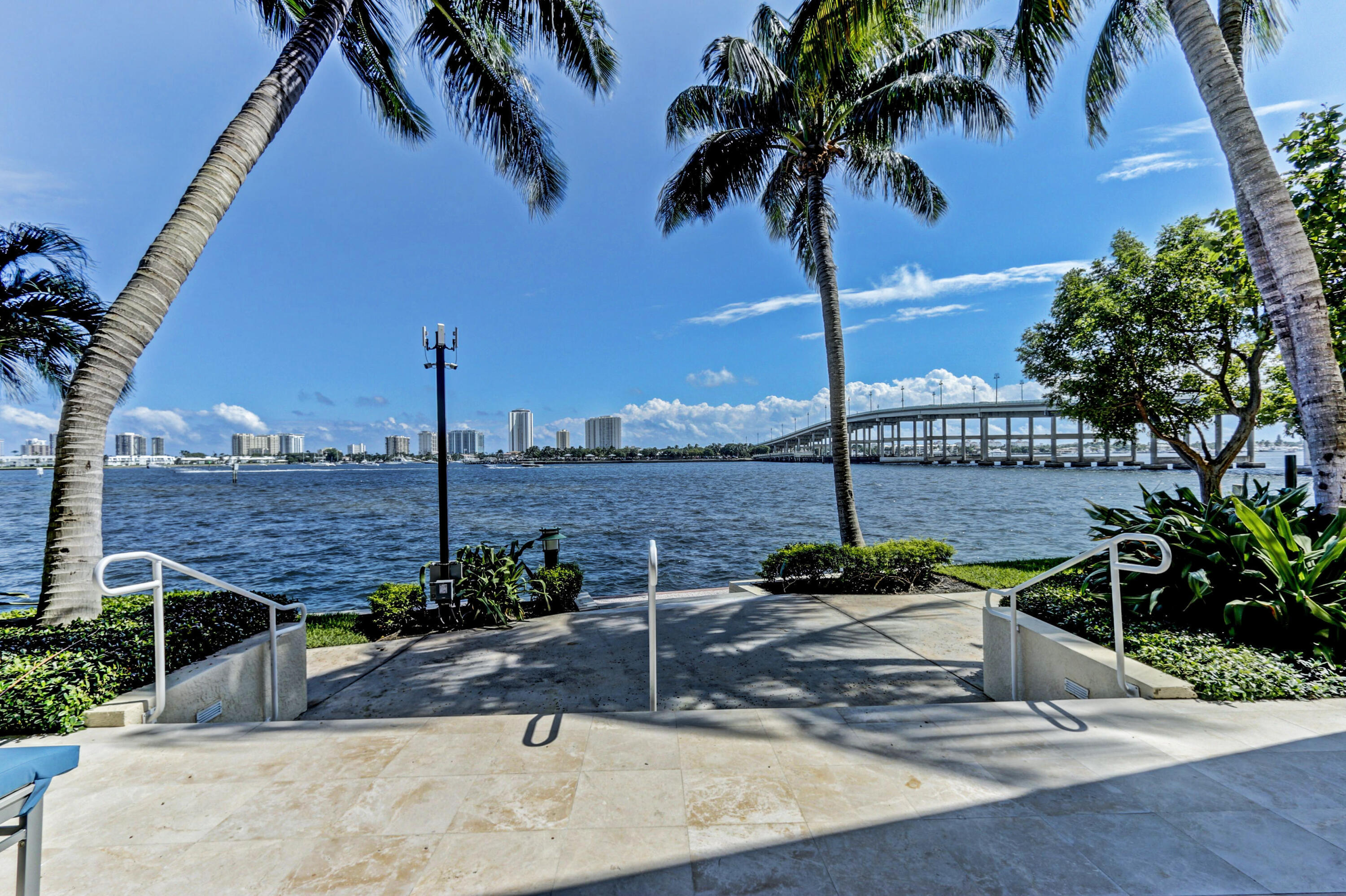 2640 Lake Shr #2014 Riviera Beach, FL 33404