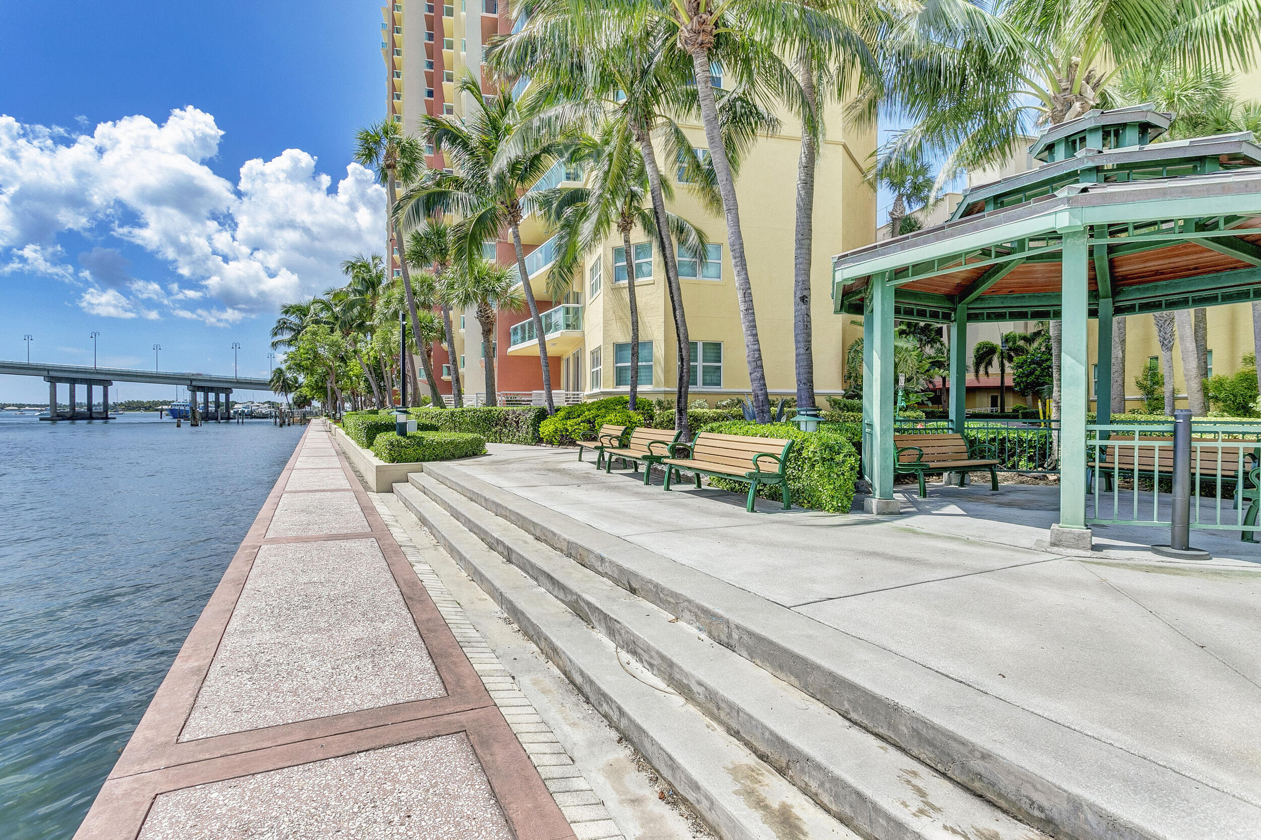 2640 Lake Shr #2014 Riviera Beach, FL 33404