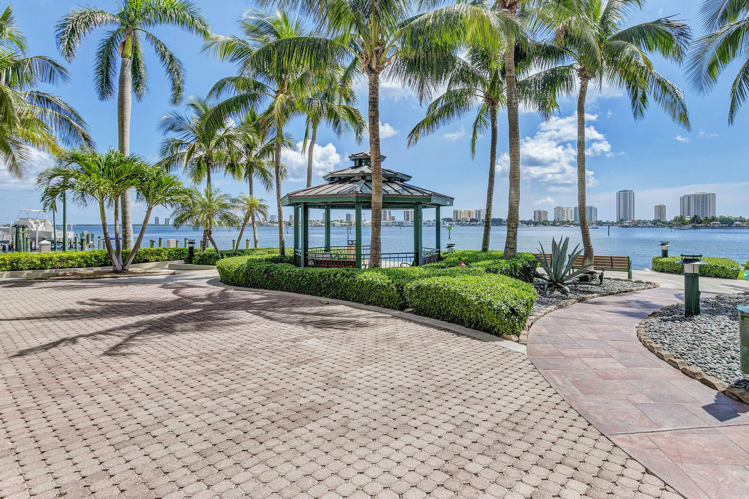 2640 Lake Shr #2014 Riviera Beach, FL 33404