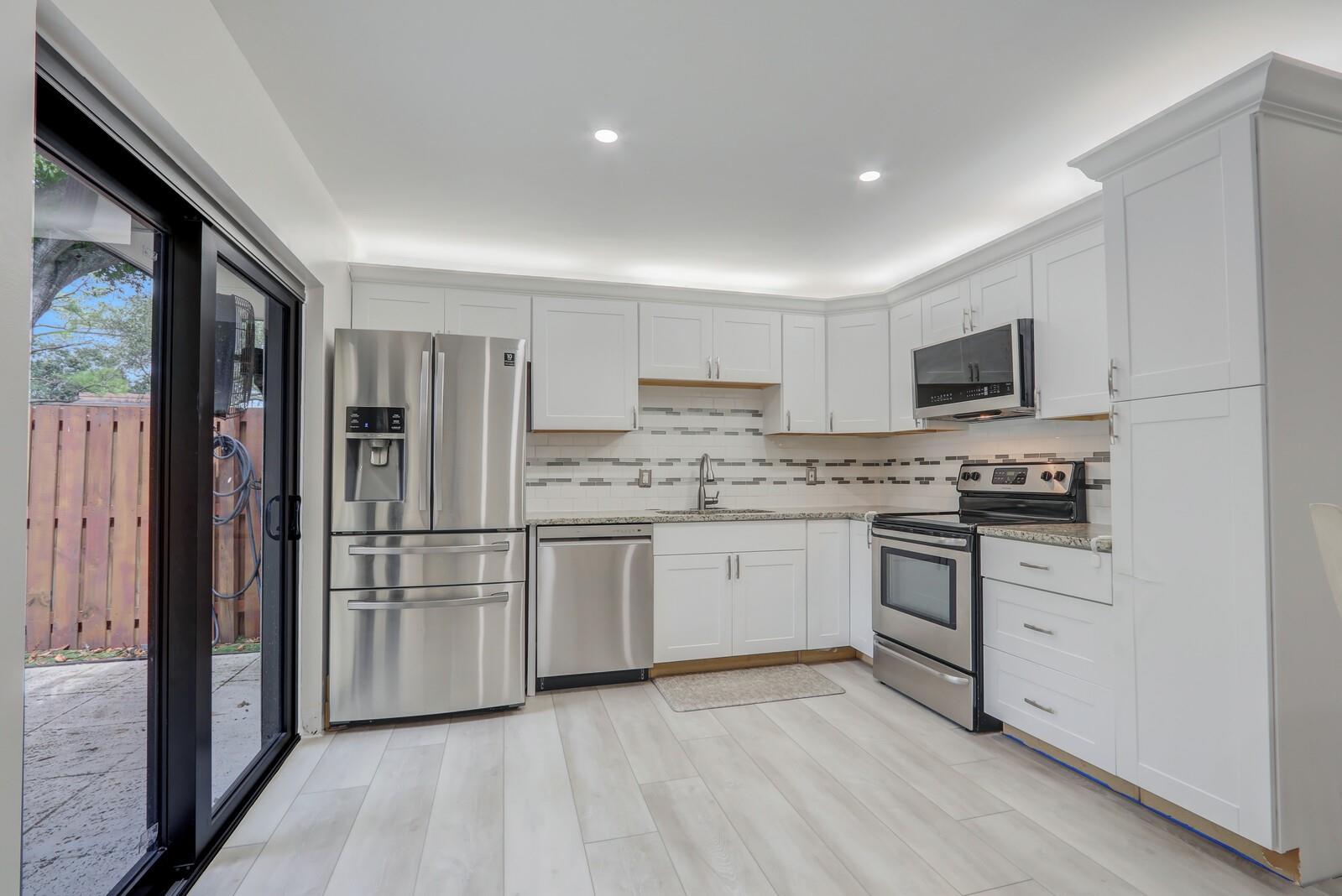 730 7th Ln