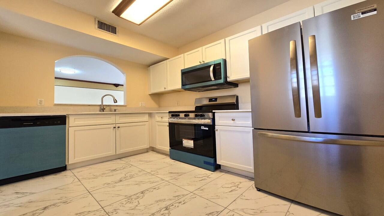 1157 Golden Lks Blvd #611