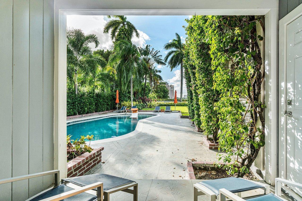 15 S Lake Trl Palm Beach, FL 33480