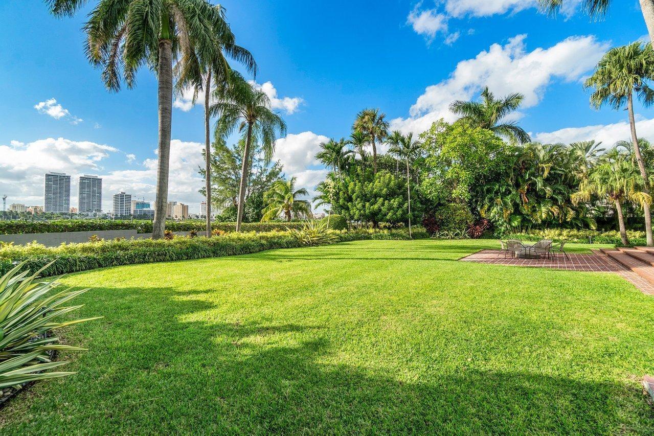 15 S Lake Trl Palm Beach, FL 33480