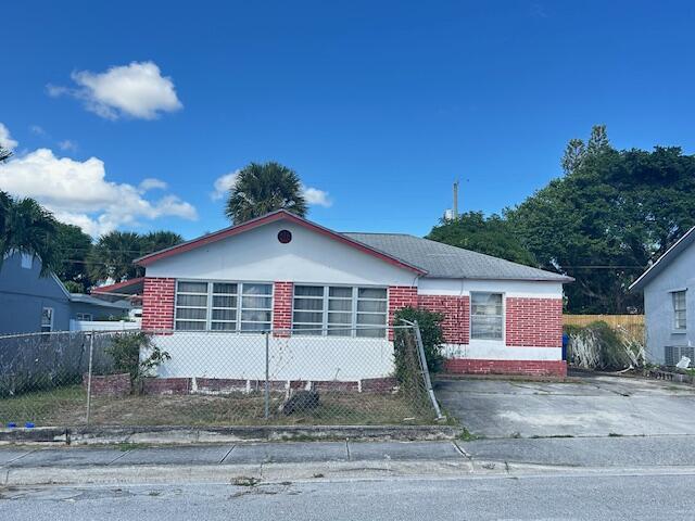 848 W 5th St