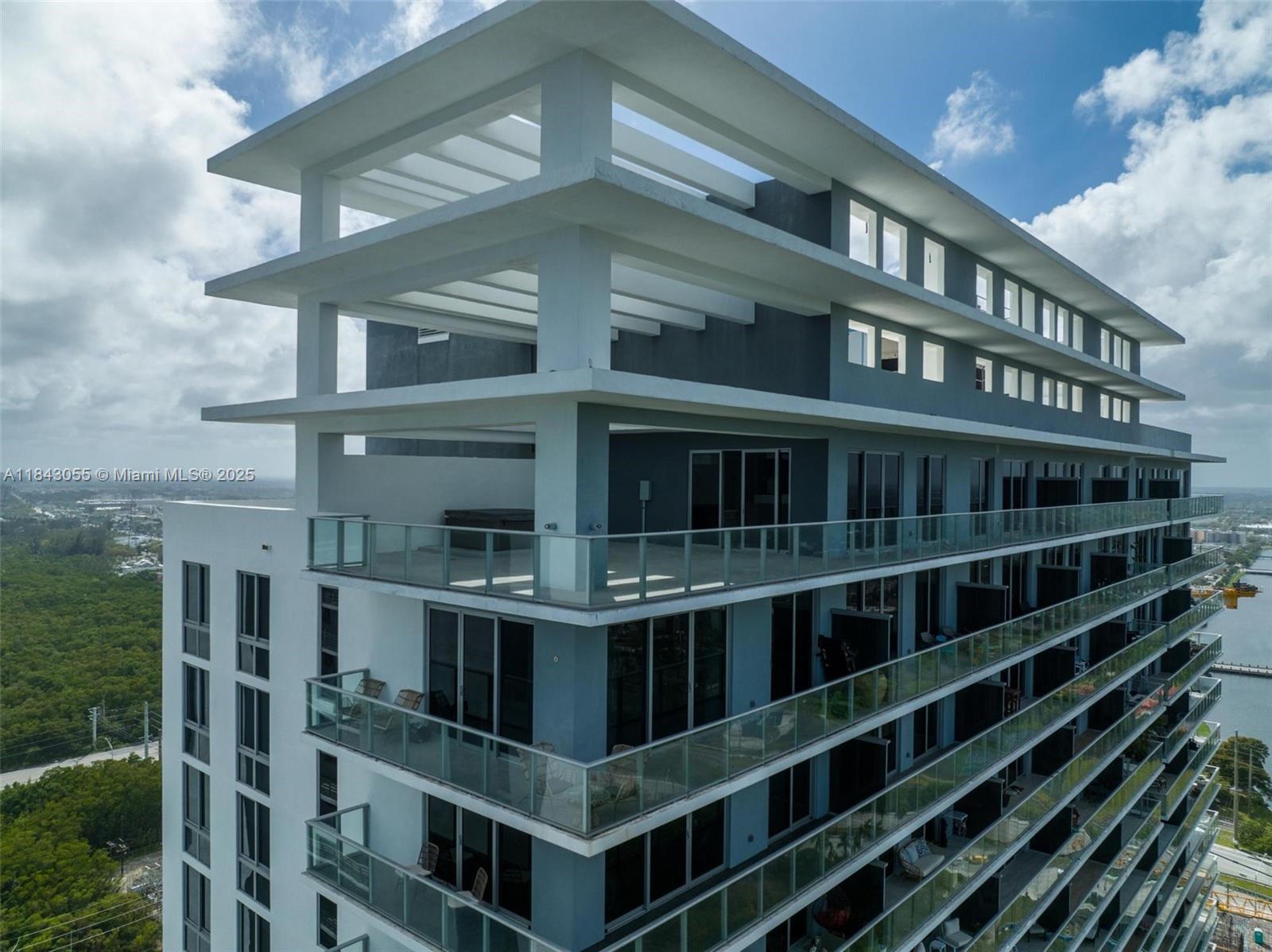 16385 Biscayne Blvd #4