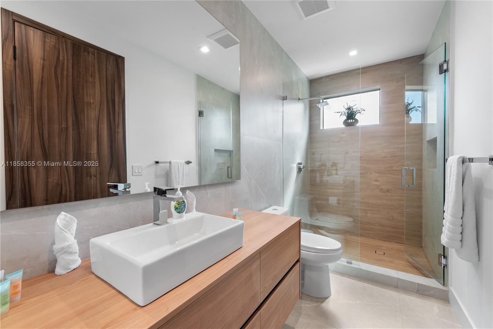 1960 NE 197th Ter Miami, FL 33179