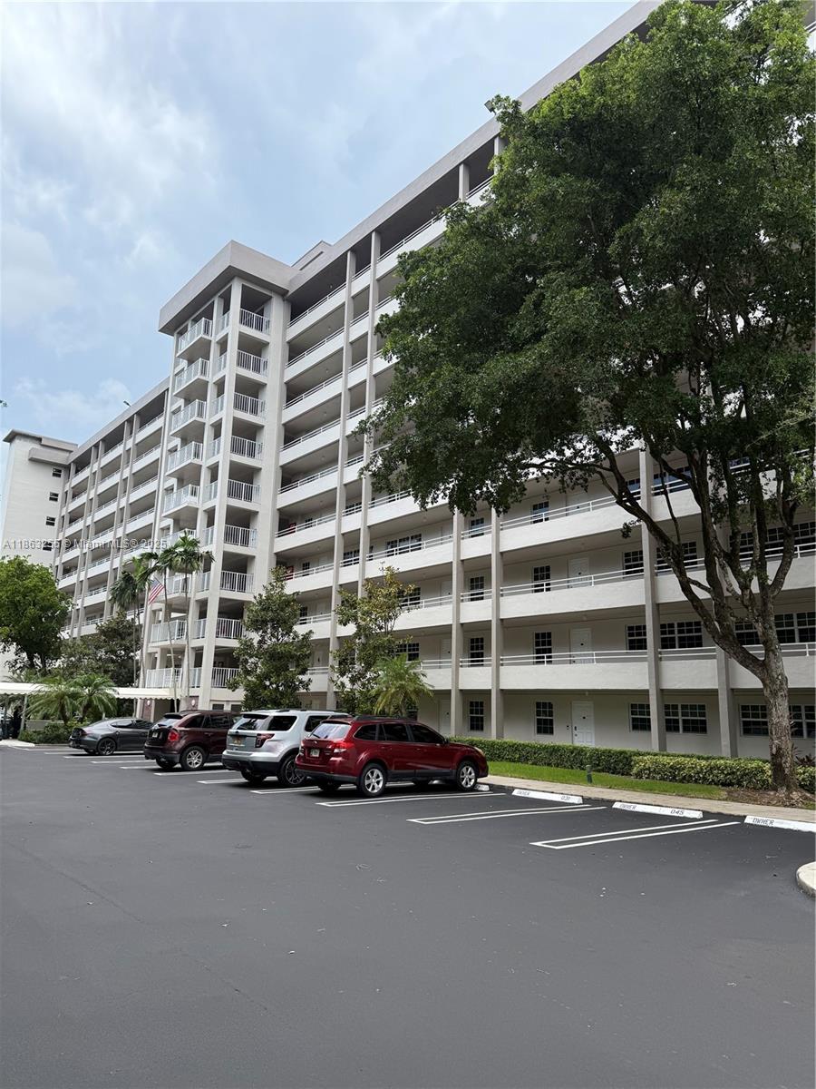 605 Oaks Dr #203