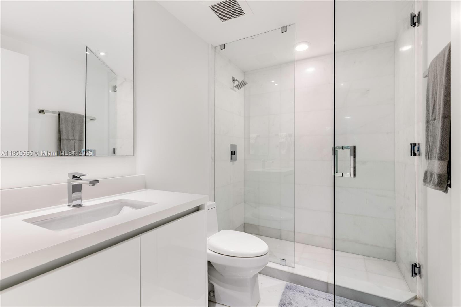 1 Collins Ave #207 Miami Beach, FL 33139 1 Collins Ave #207 Miami Beach, FL 33139