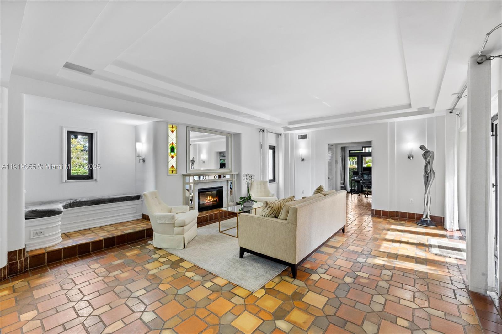 5860 Pine Tree Dr Miami Beach, FL 33140