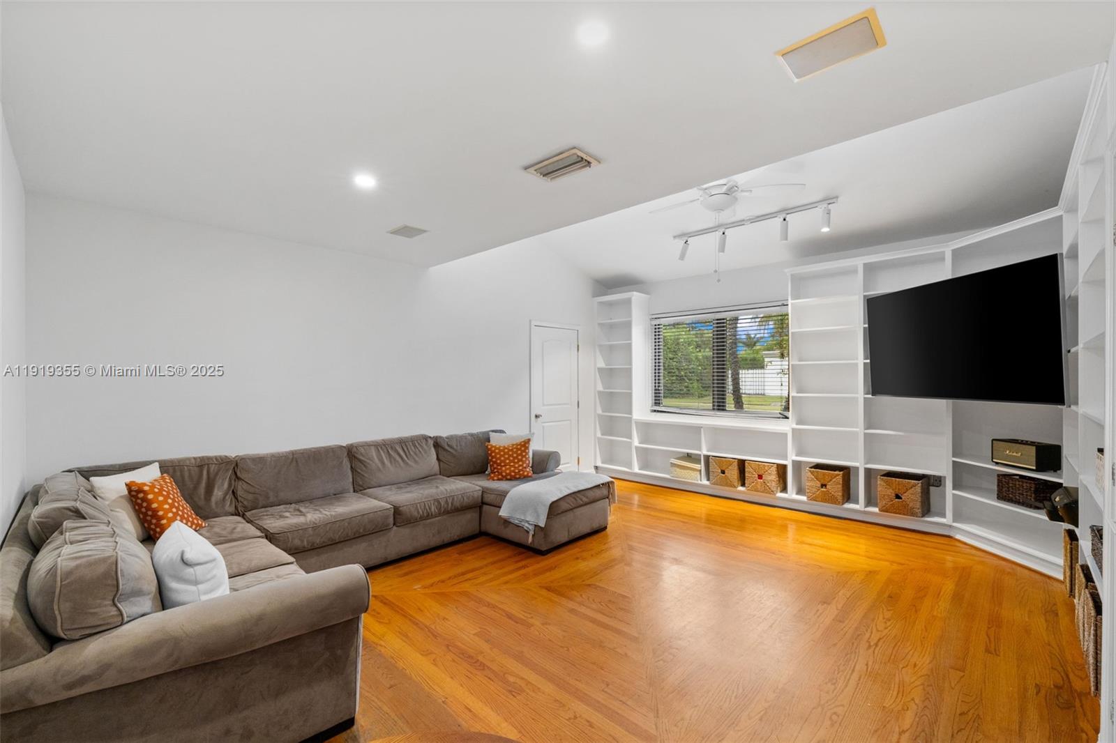 5860 Pine Tree Dr Miami Beach, FL 33140