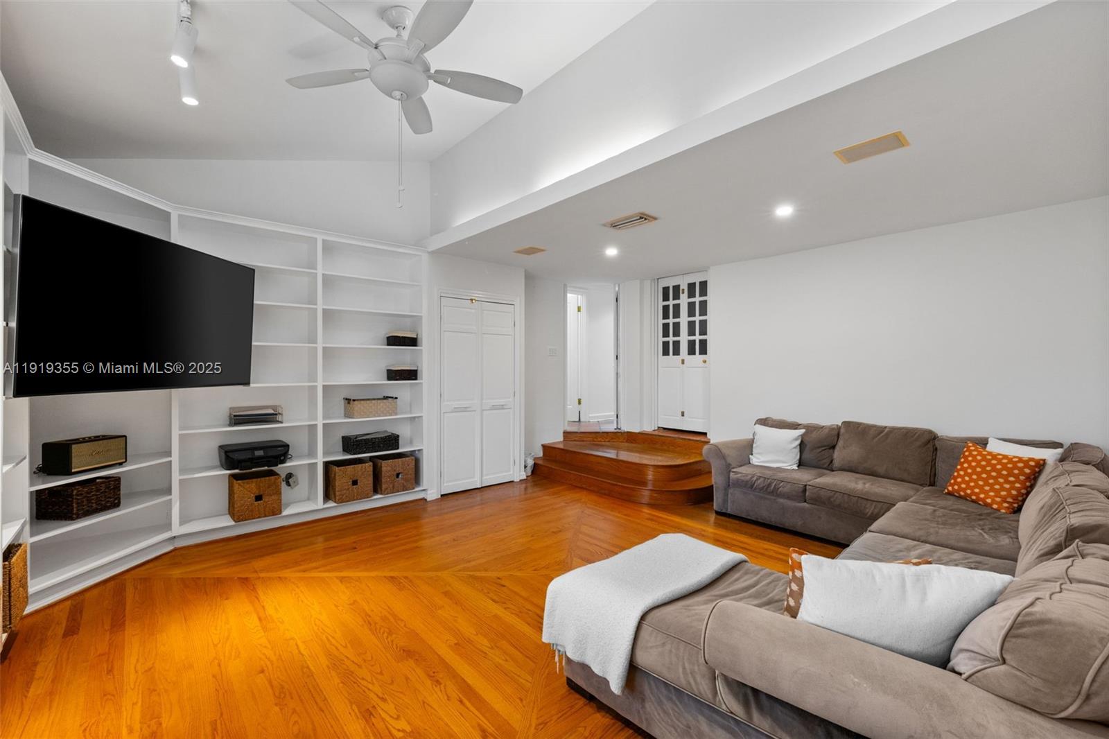 5860 Pine Tree Dr Miami Beach, FL 33140