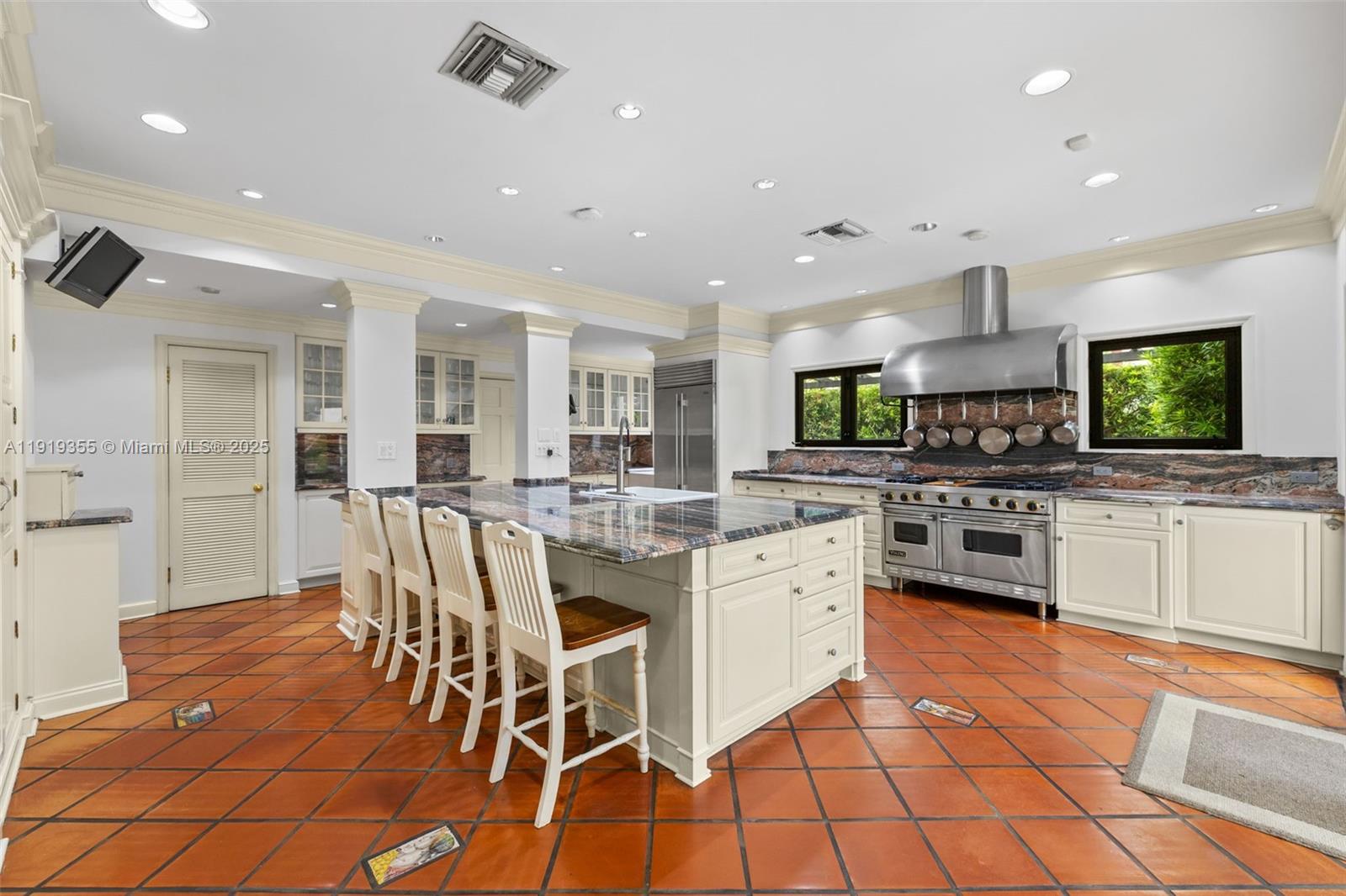 5860 Pine Tree Dr Miami Beach, FL 33140