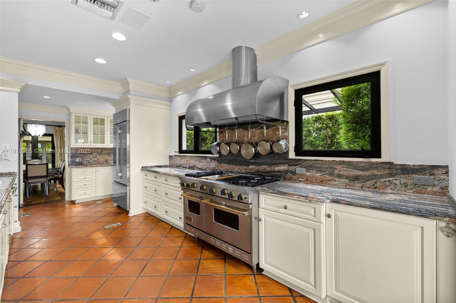 5860 Pine Tree Dr Miami Beach, FL 33140