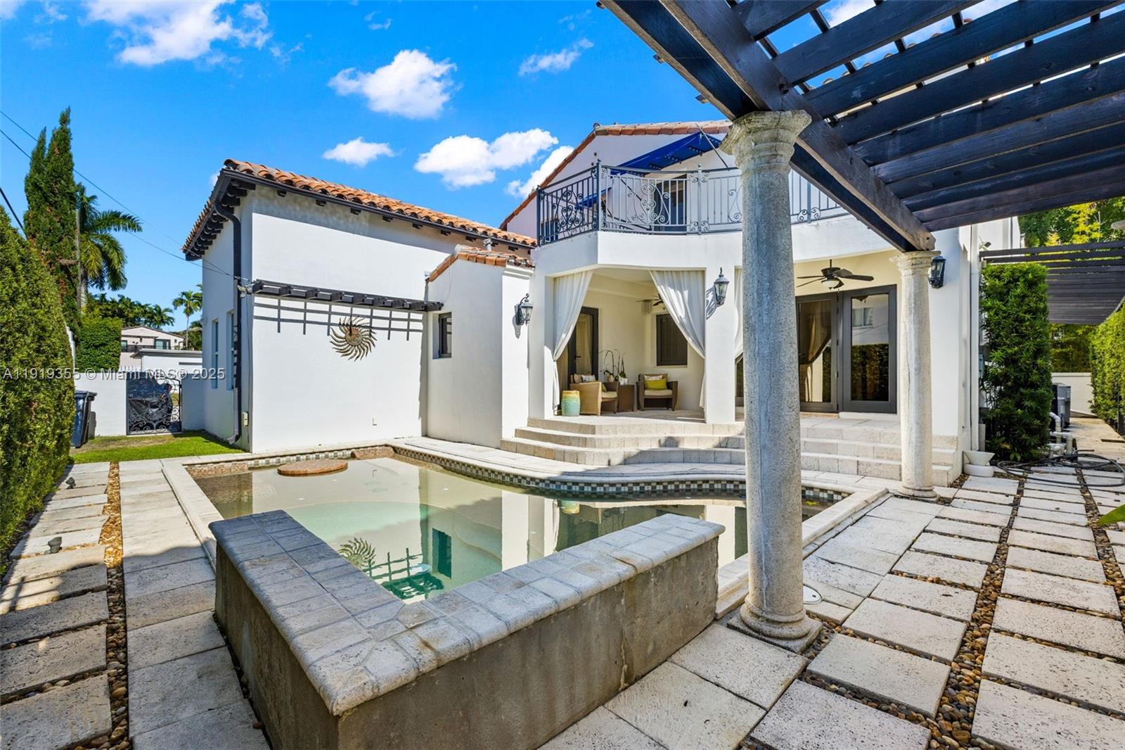 5860 Pine Tree Dr Miami Beach, FL 33140