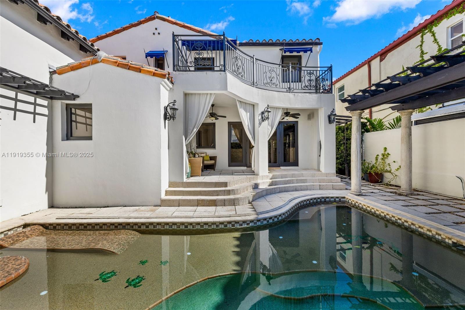 5860 Pine Tree Dr Miami Beach, FL 33140