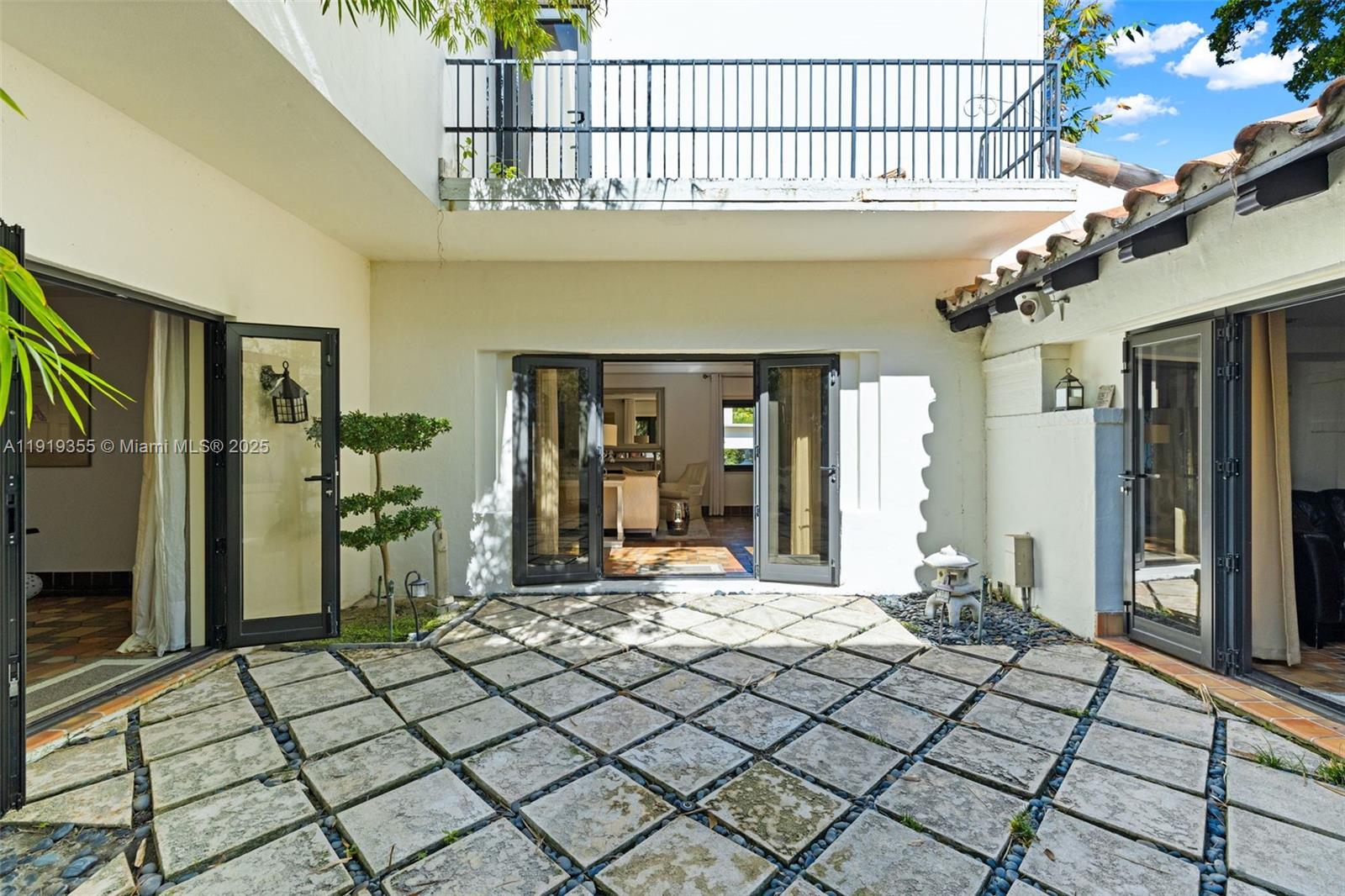 5860 Pine Tree Dr Miami Beach, FL 33140