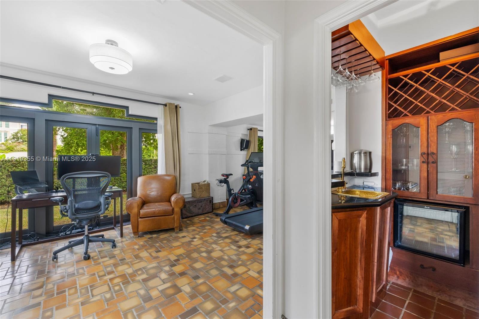 5860 Pine Tree Dr Miami Beach, FL 33140