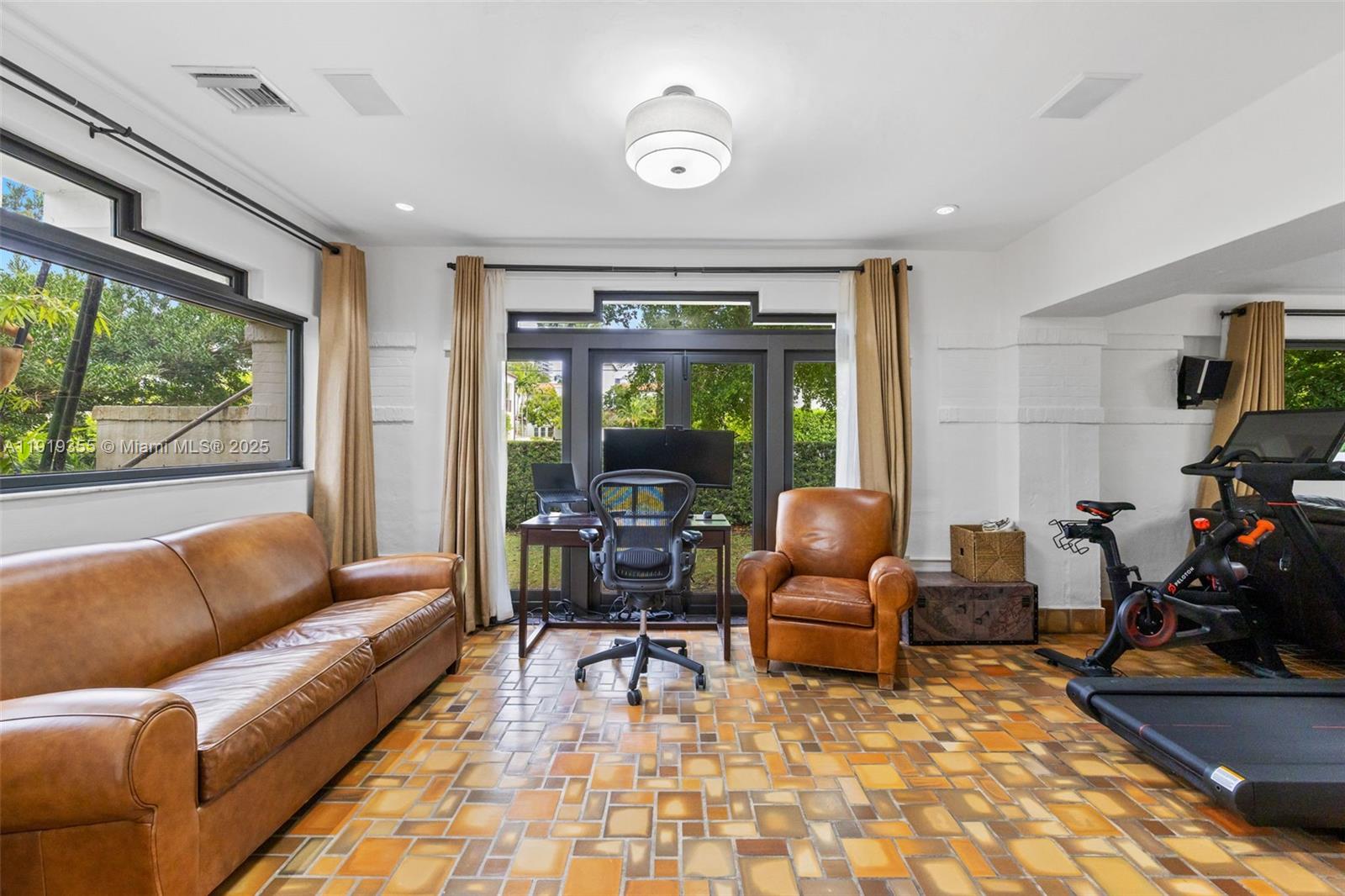 5860 Pine Tree Dr Miami Beach, FL 33140