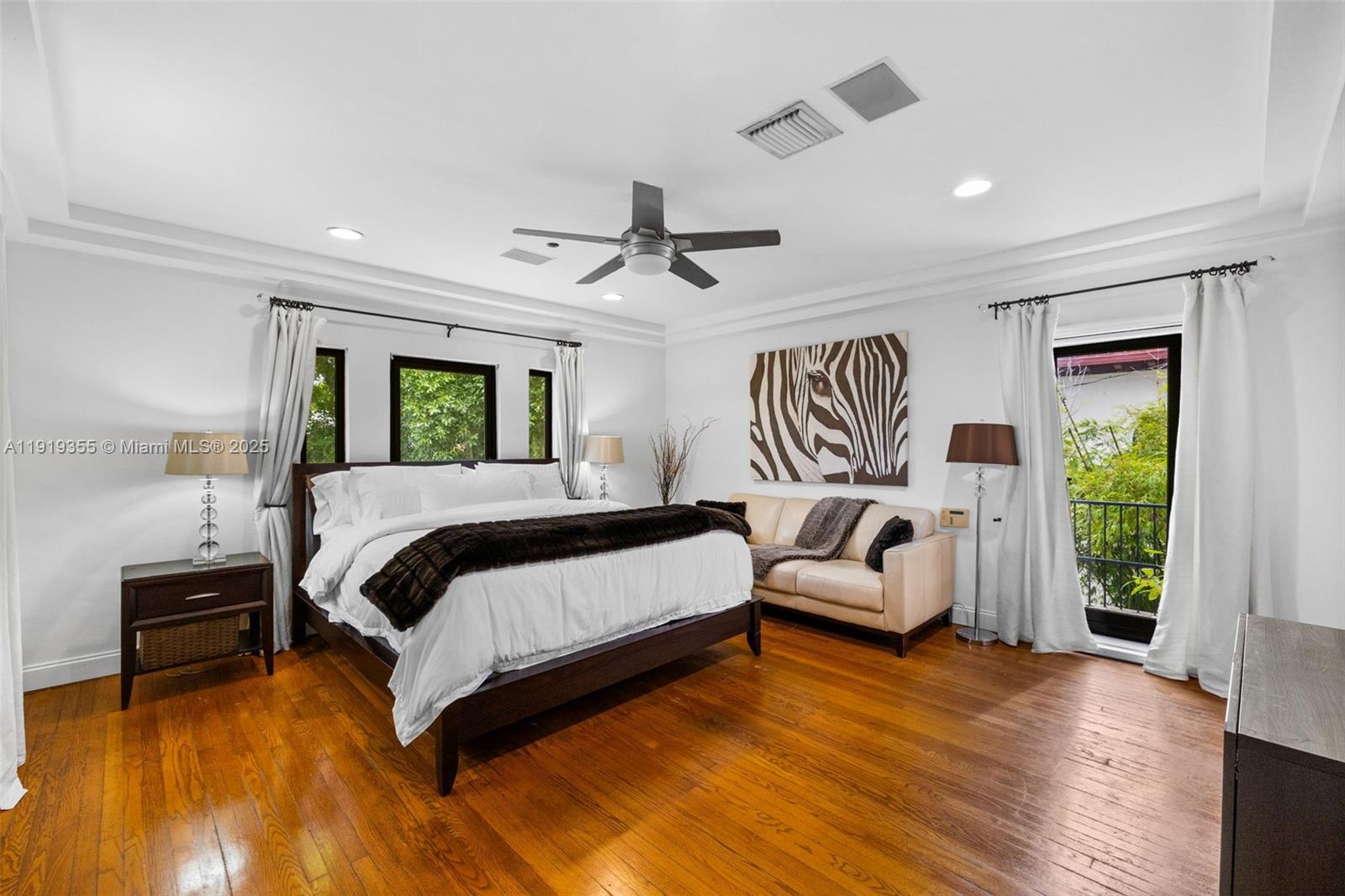 5860 Pine Tree Dr Miami Beach, FL 33140