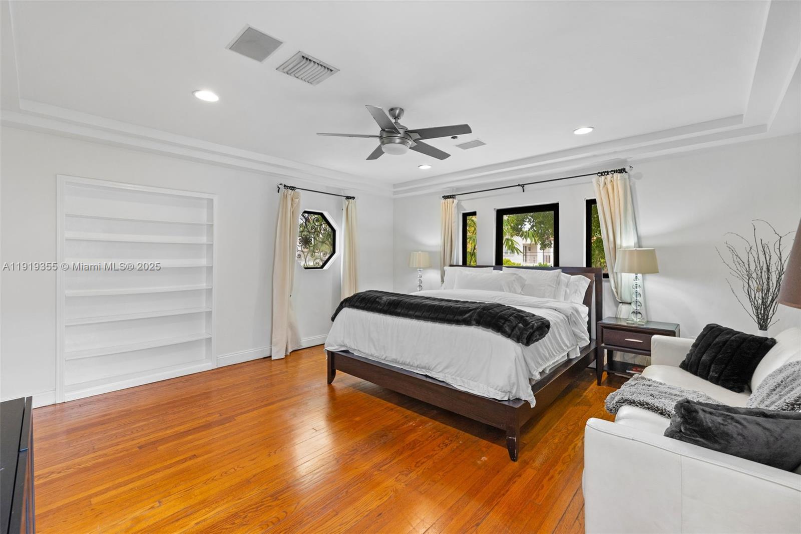 5860 Pine Tree Dr Miami Beach, FL 33140