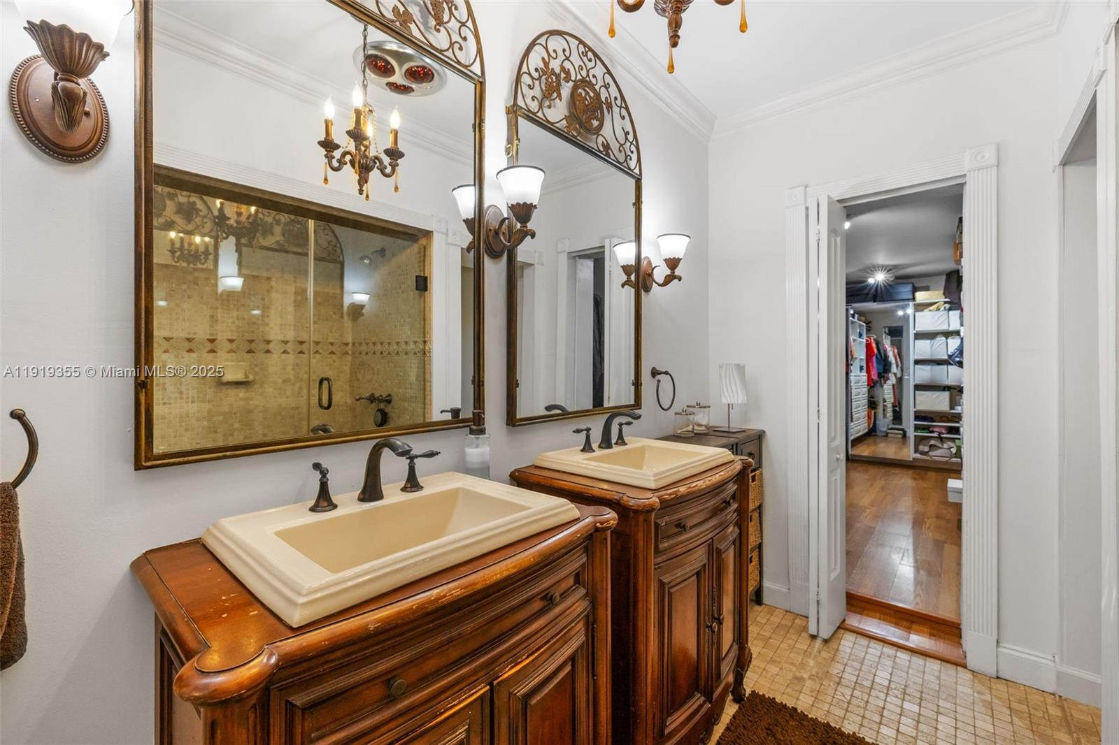 5860 Pine Tree Dr Miami Beach, FL 33140