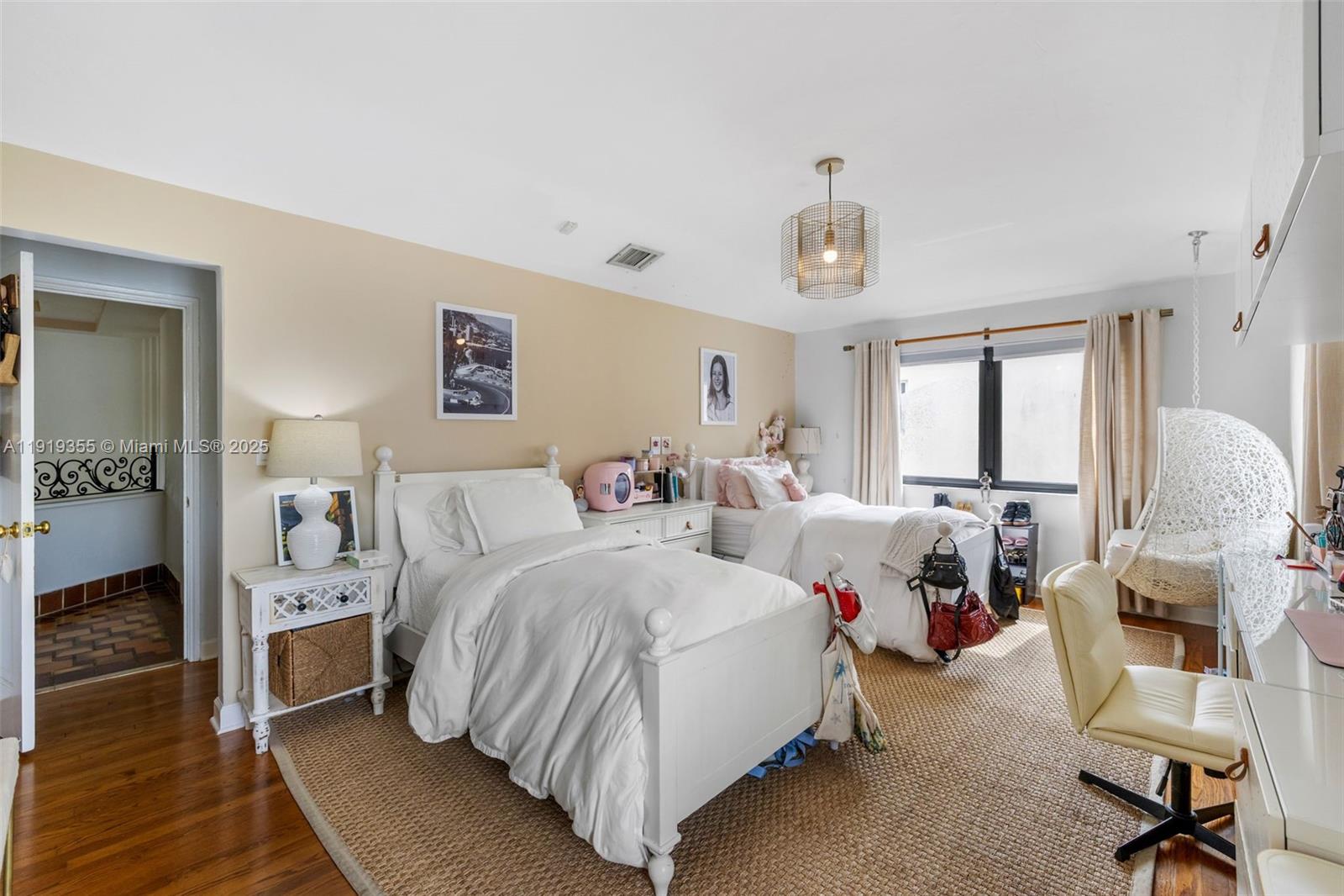 5860 Pine Tree Dr Miami Beach, FL 33140