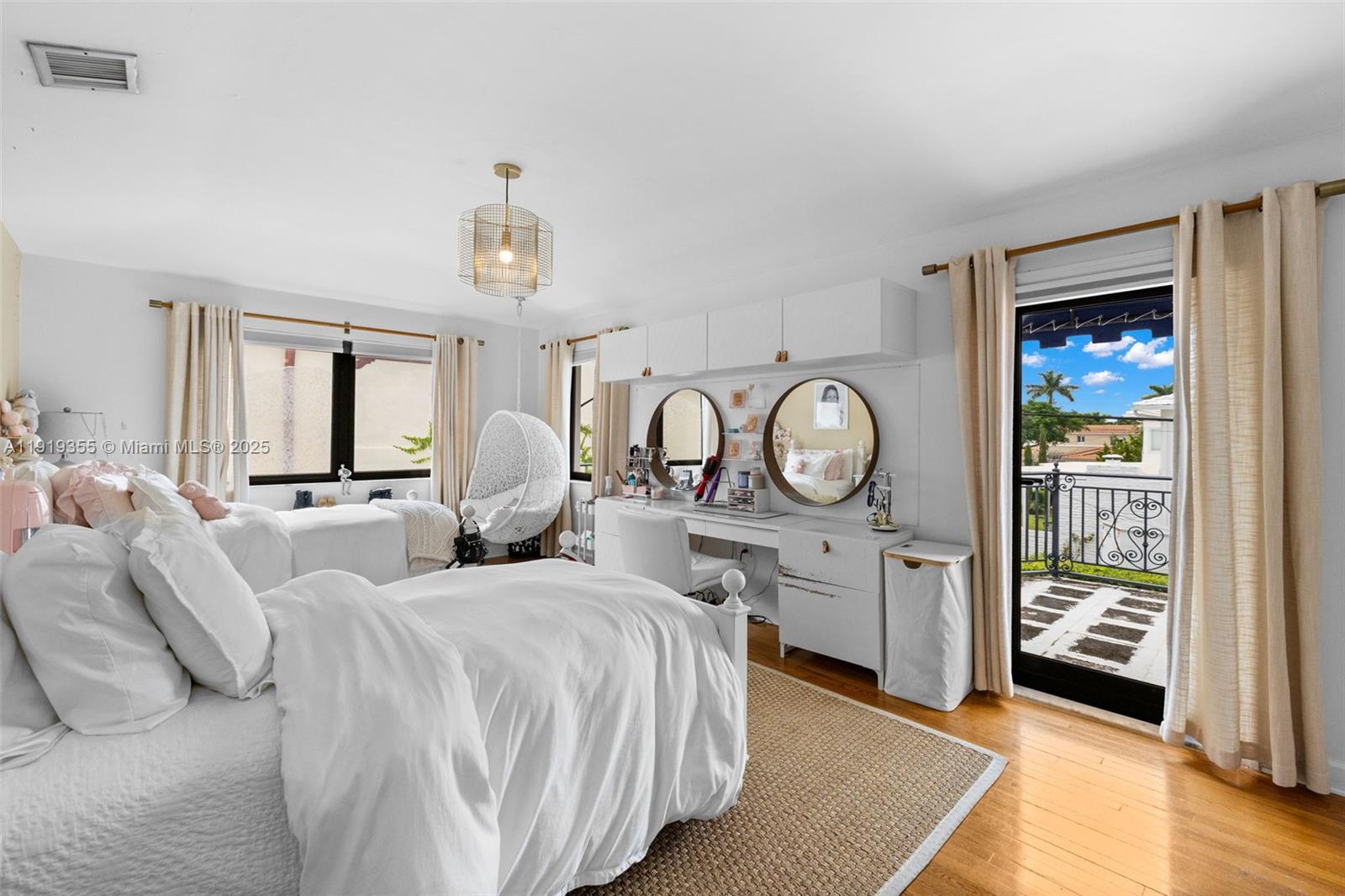 5860 Pine Tree Dr Miami Beach, FL 33140