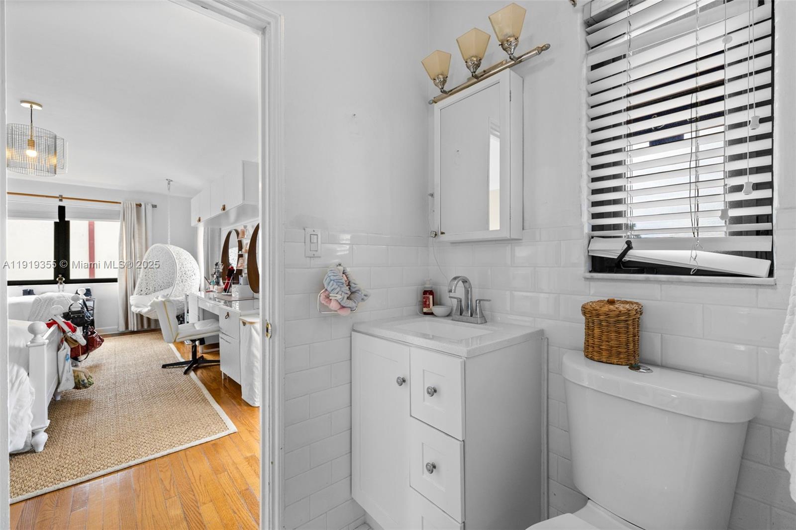 5860 Pine Tree Dr Miami Beach, FL 33140