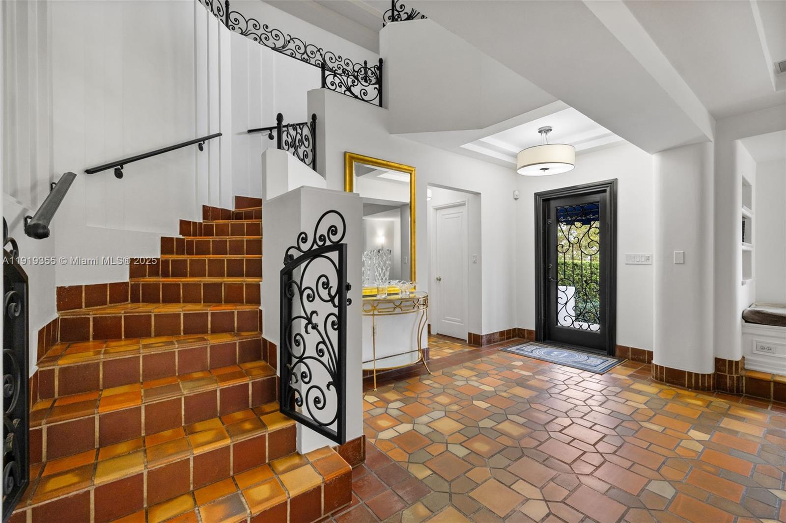 5860 Pine Tree Dr Miami Beach, FL 33140