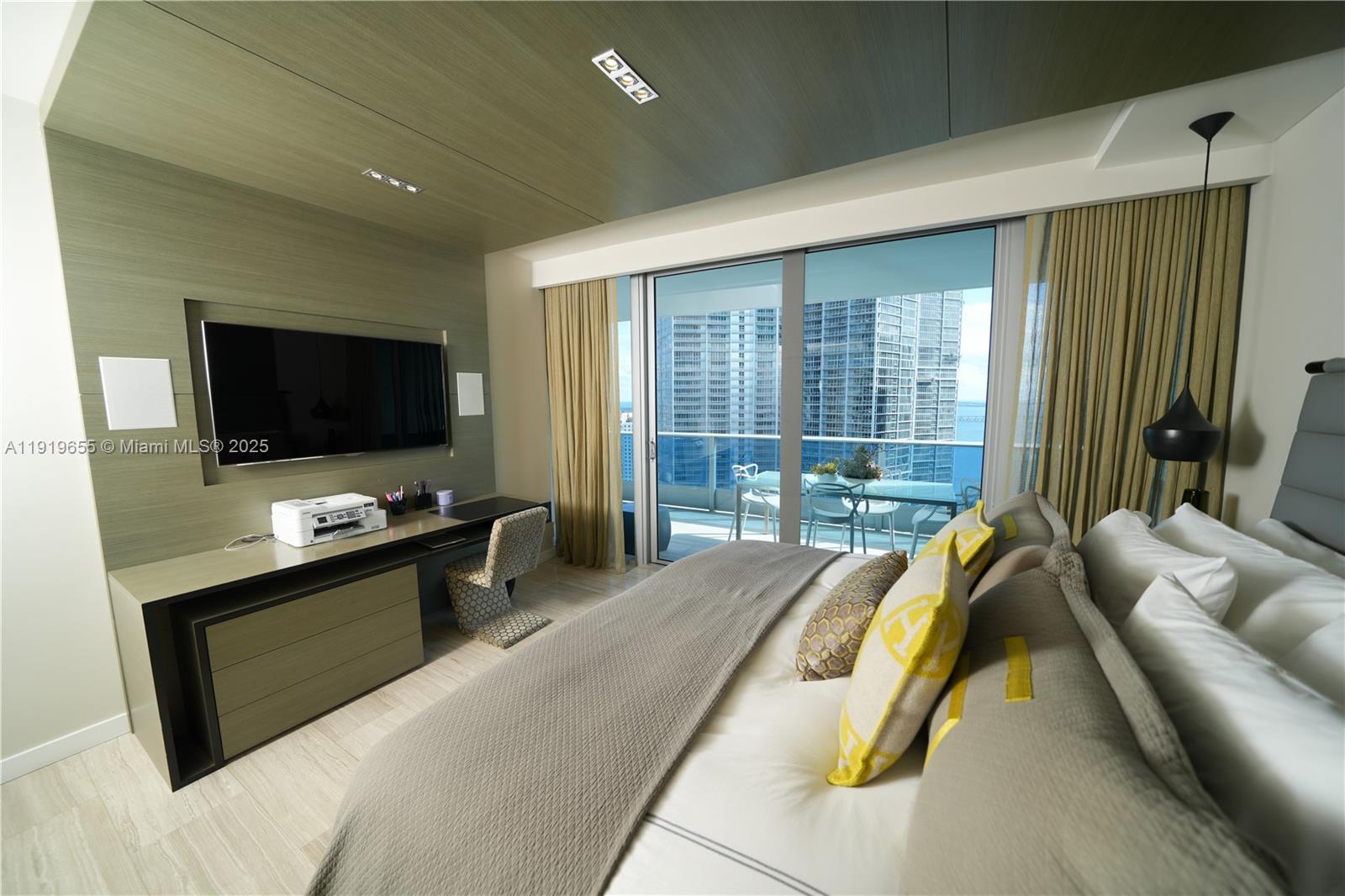 200 Biscayne Blvd Way #3906 Miami, FL 33131