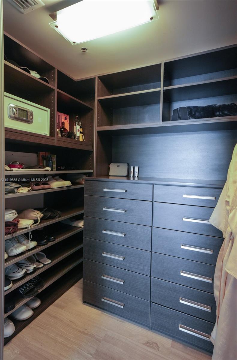 200 Biscayne Blvd Way #3906 Miami, FL 33131