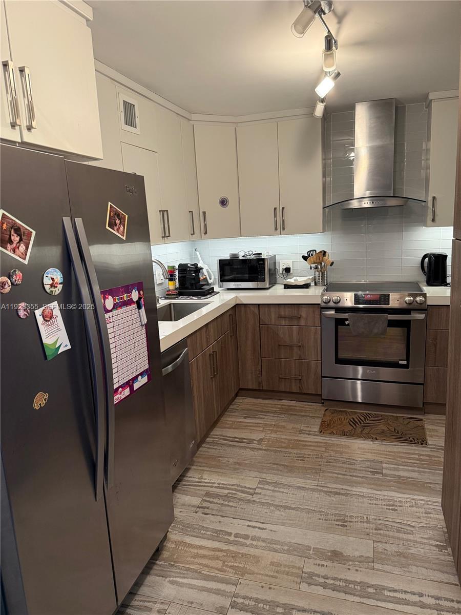 5750 Collins Ave #11D Miami Beach, FL 33140