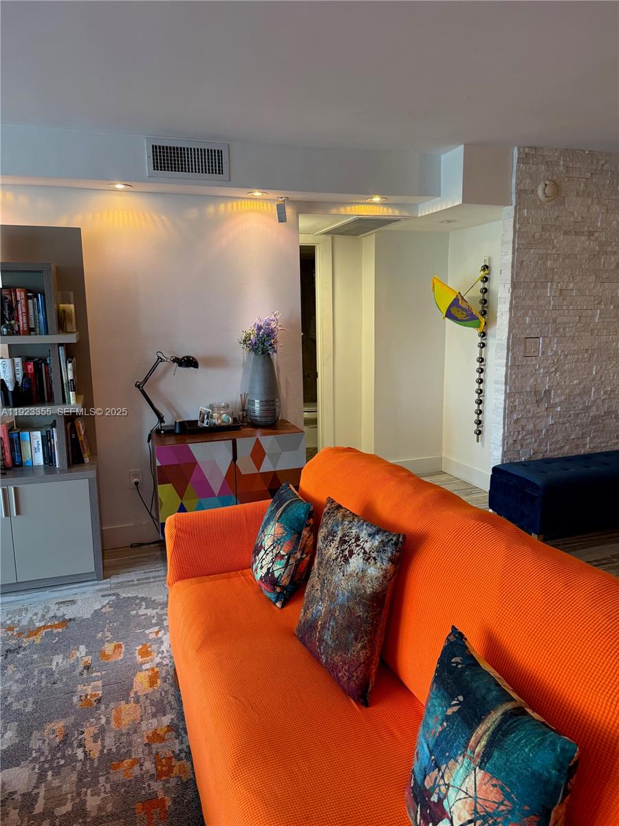 5750 Collins Ave #11D Miami Beach, FL 33140